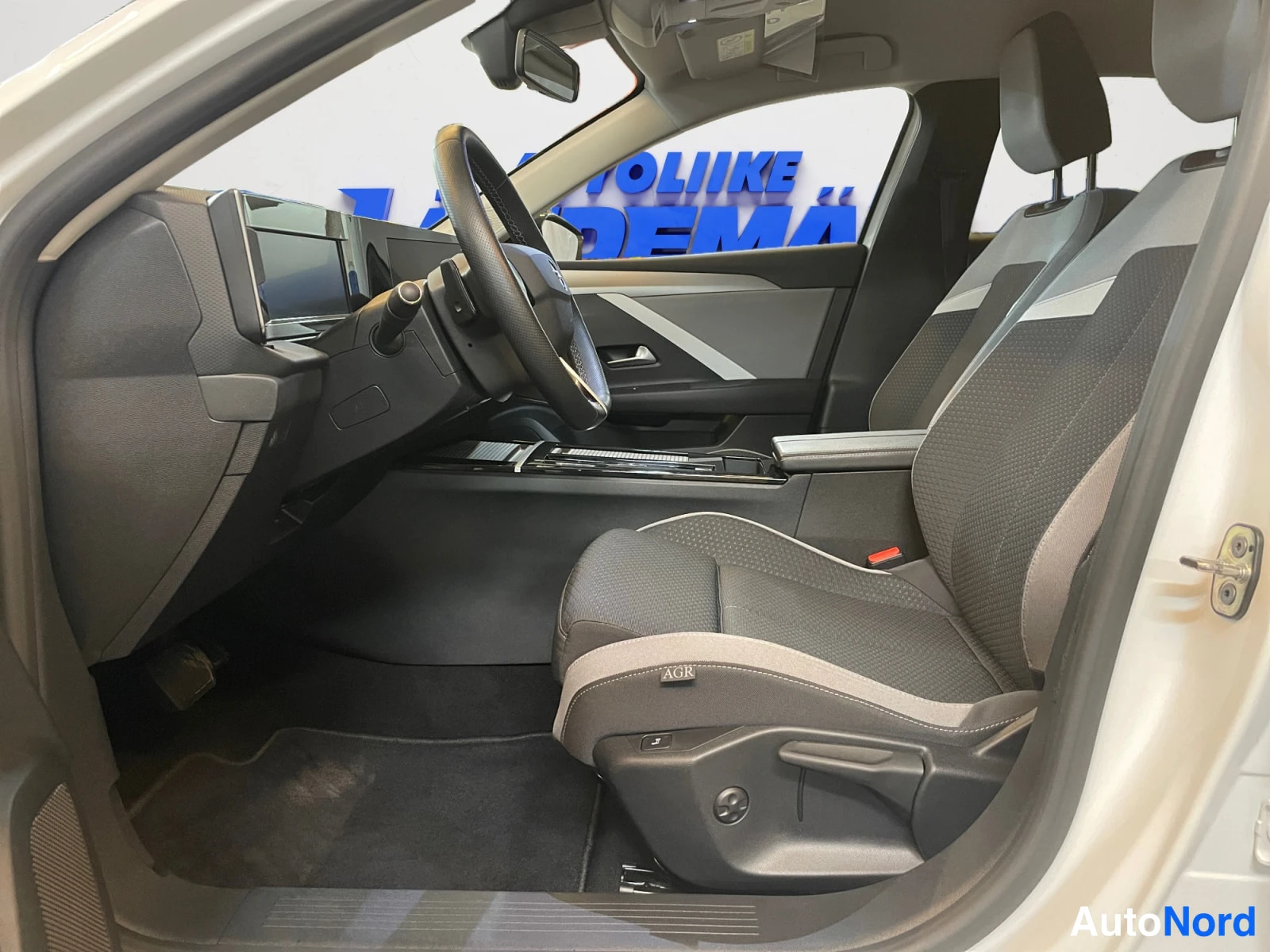 Valkoinen Opel Astra 2024, kuva 11