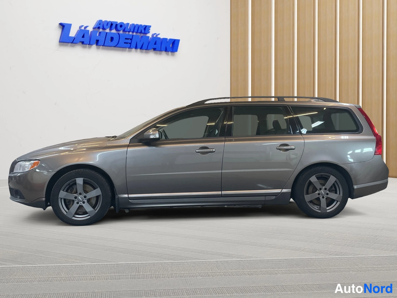 Harmaa Volvo V70 2008, etuviisto, keula vasemmalle, kuva 2