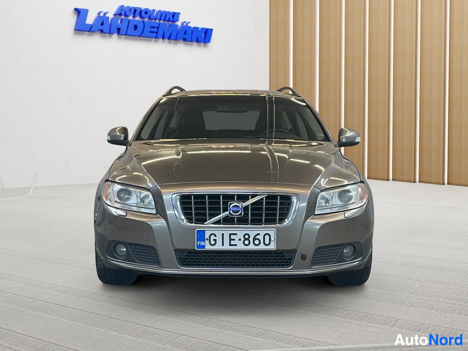 Harmaa Volvo V70 2008, edestä, kuva 5