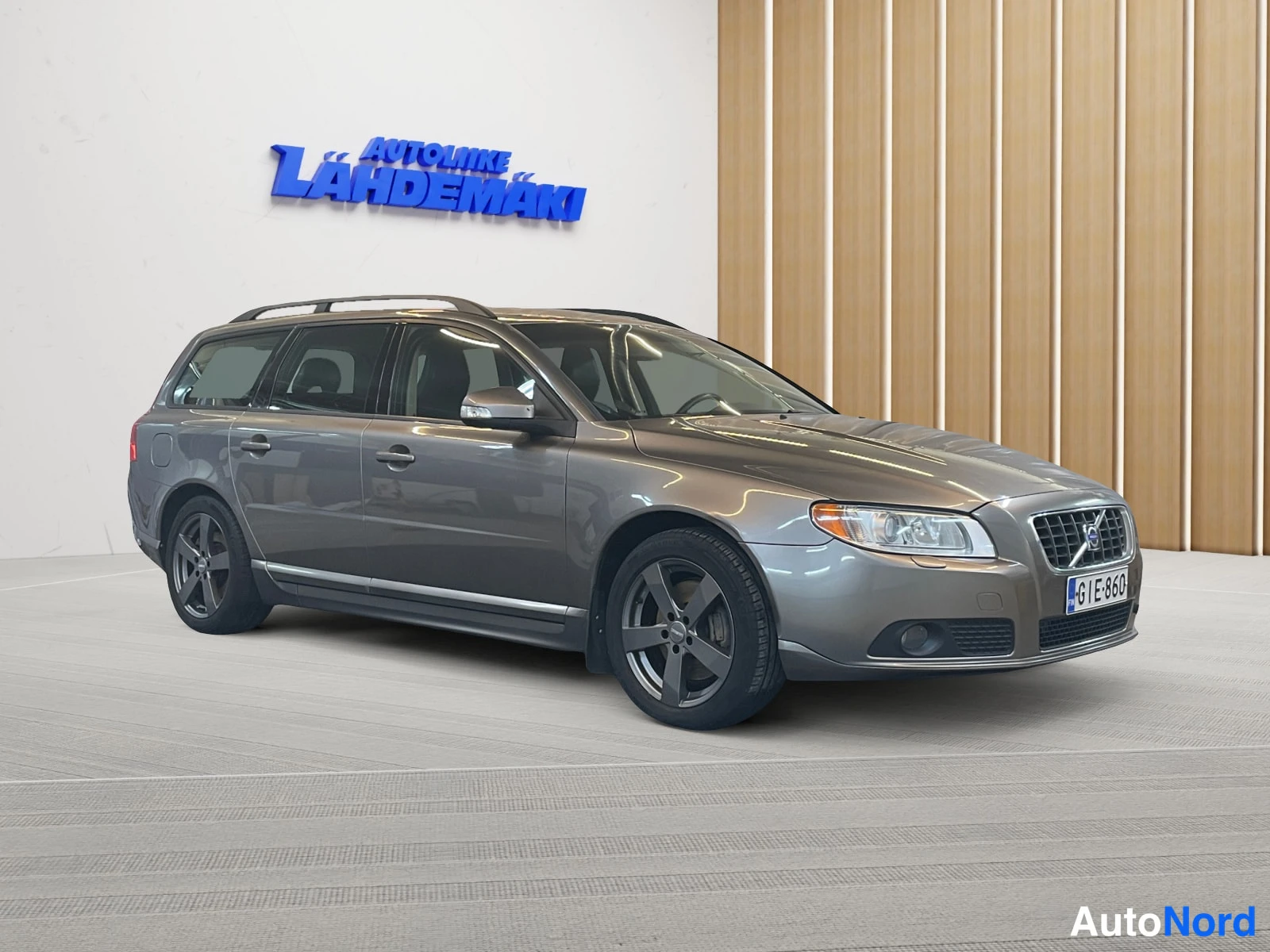 Harmaa Volvo V70 2008, etuviisto, keula oikealle, kuva 4