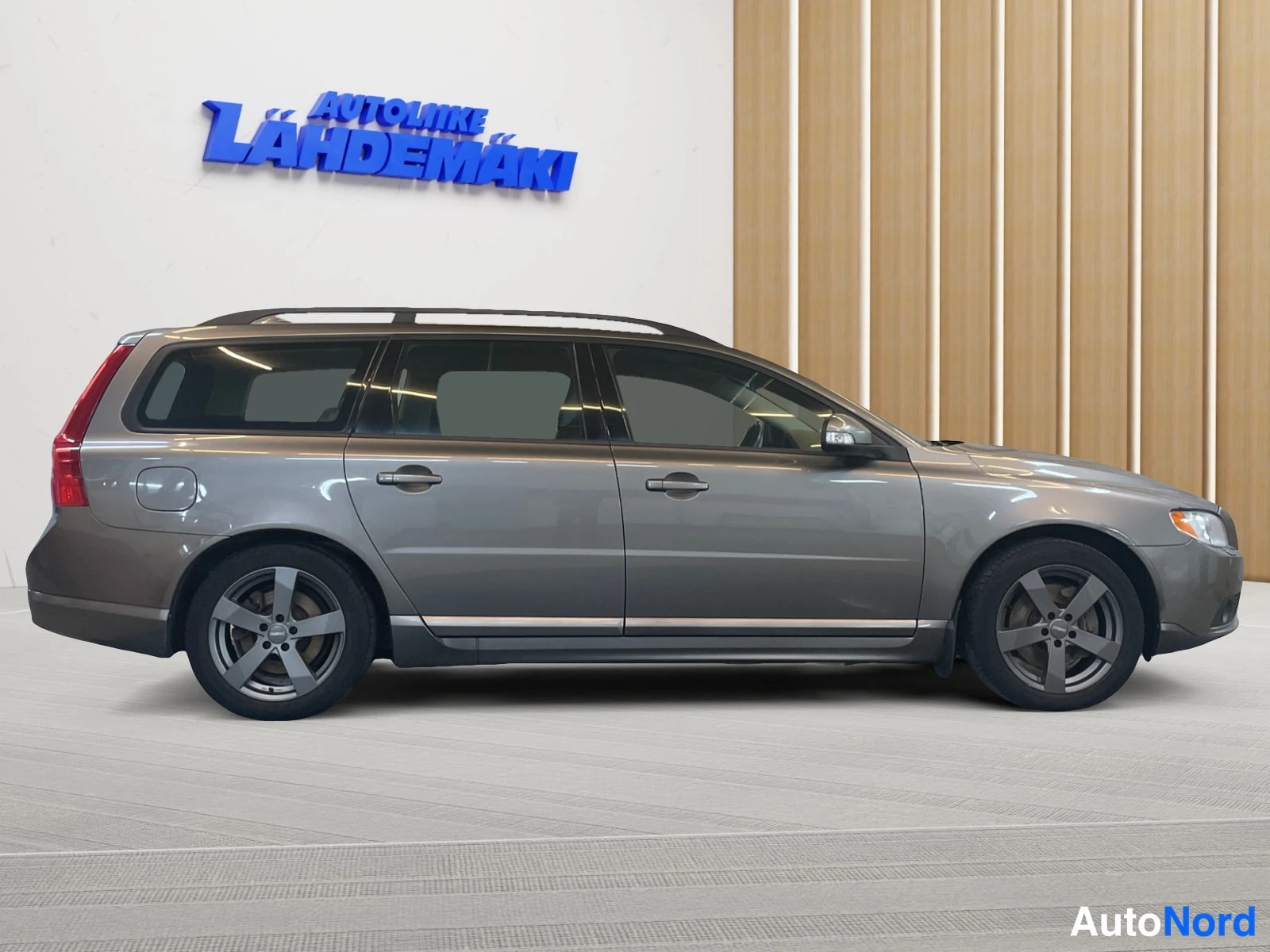 Harmaa Volvo V70 2008, takaviisto, kuva 8