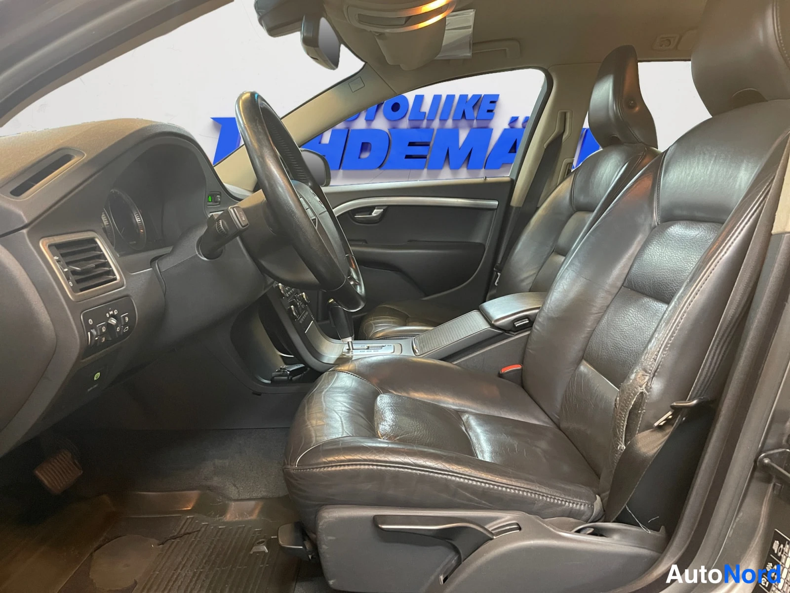 Harmaa Volvo V70 2008, kuva 10