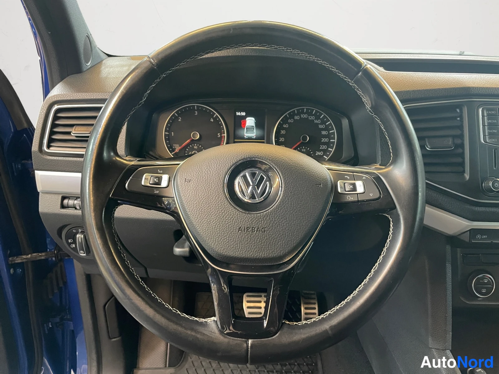 Sininen Volkswagen Amarok 2020, kuva 12