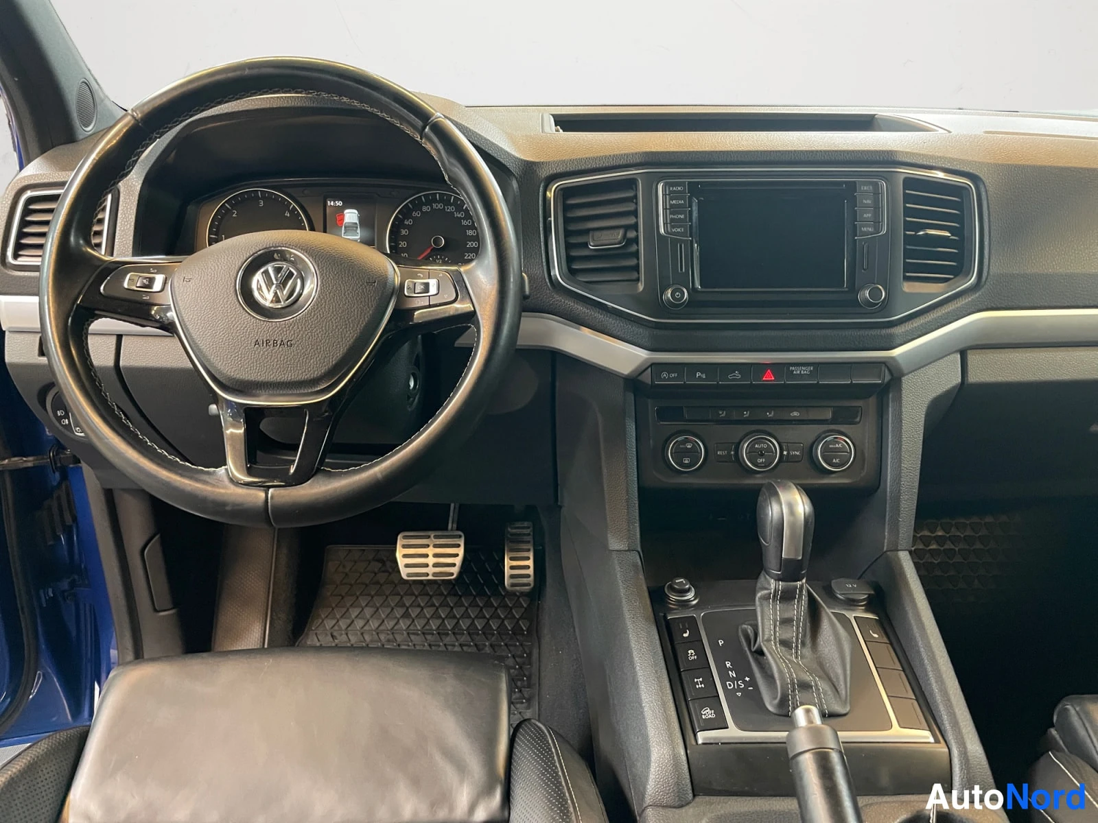 Sininen Volkswagen Amarok 2020, kuva 13