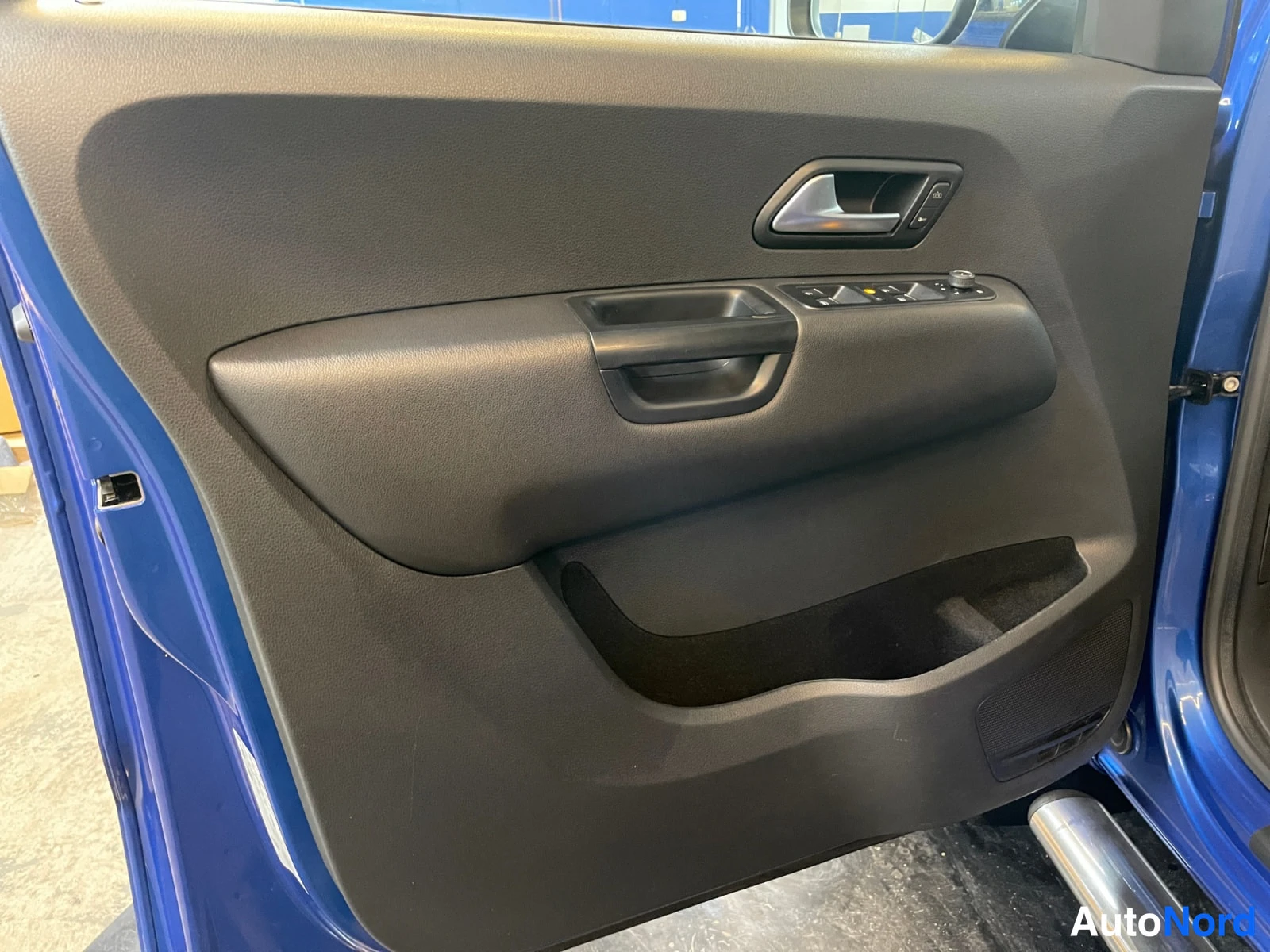 Sininen Volkswagen Amarok 2020, kuva 14