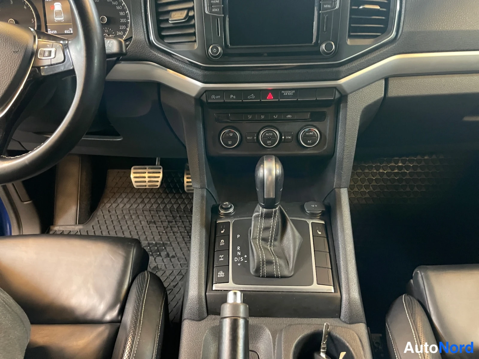 Sininen Volkswagen Amarok 2020, kuva 16