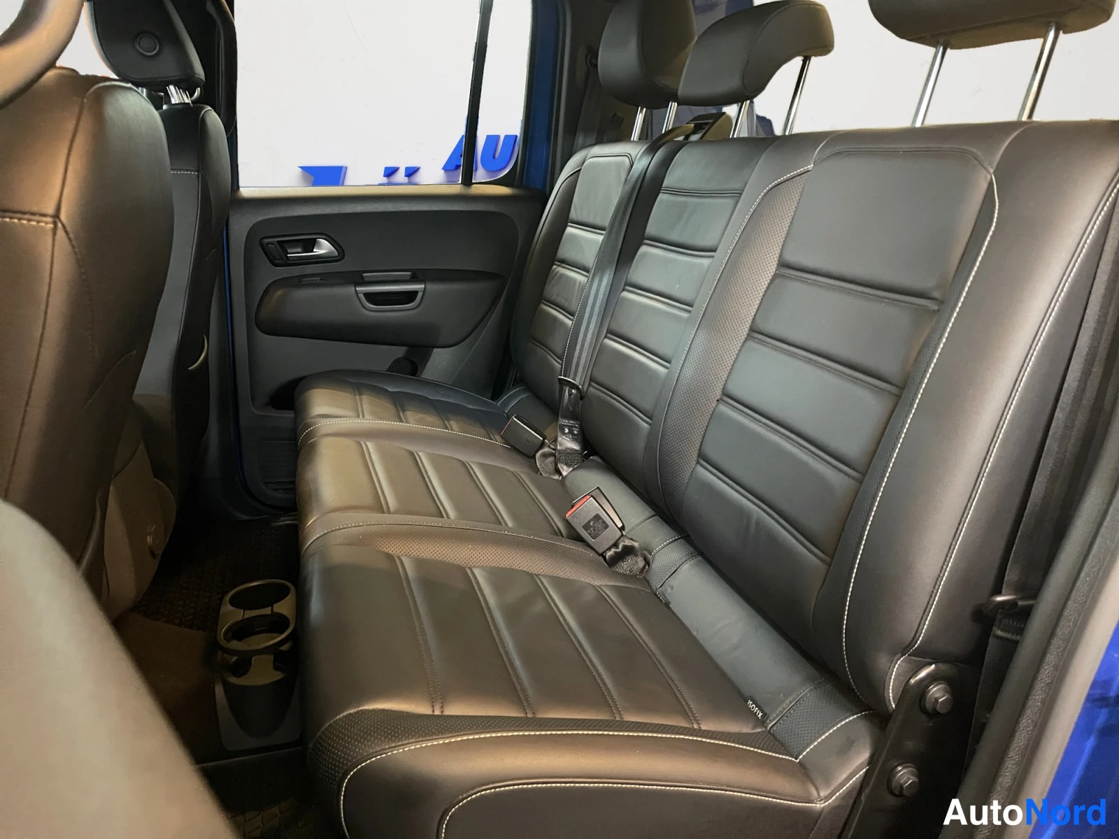 Sininen Volkswagen Amarok 2020, kuva 17