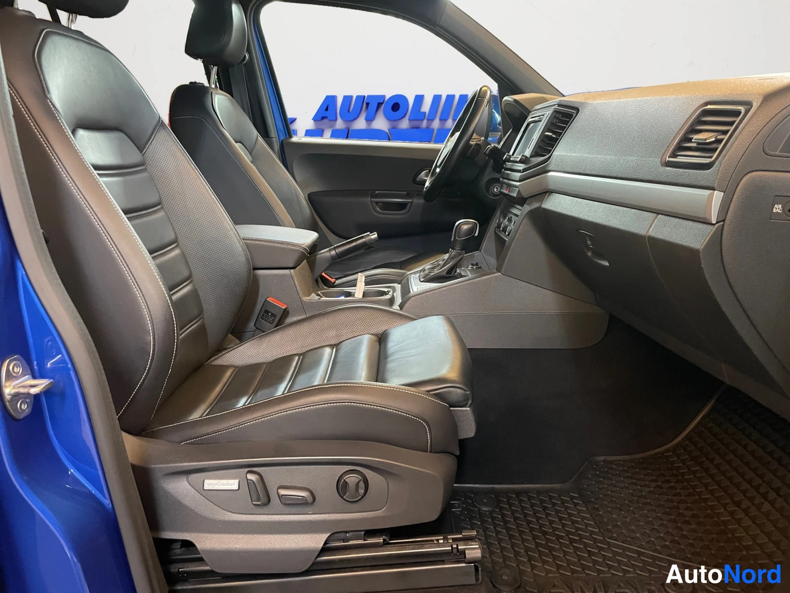 Sininen Volkswagen Amarok 2020, kuva 18