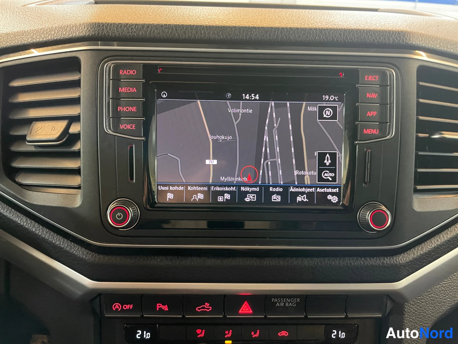 Sininen Volkswagen Amarok 2020, kuva 19