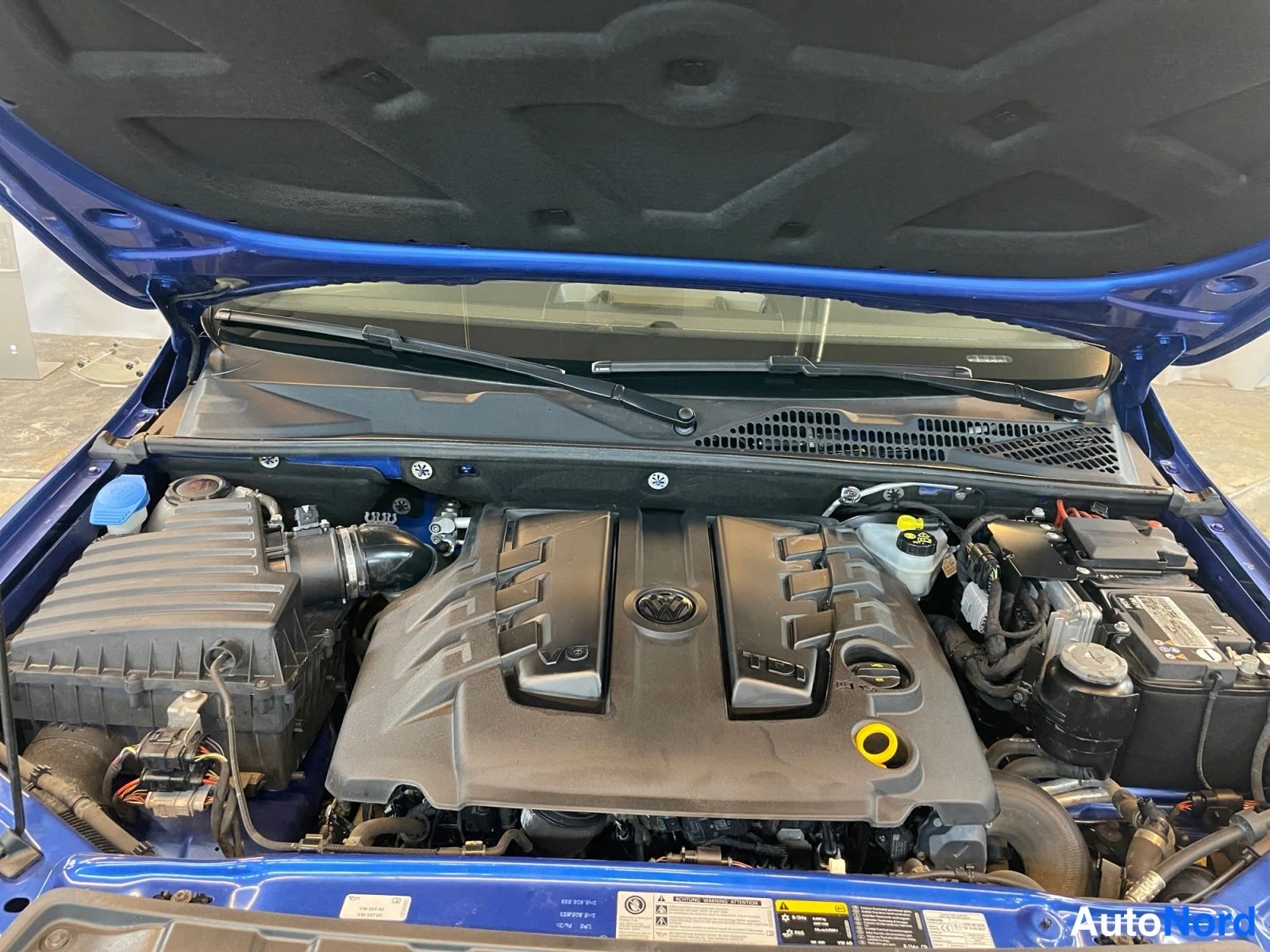 Sininen Volkswagen Amarok 2020, kuva 20