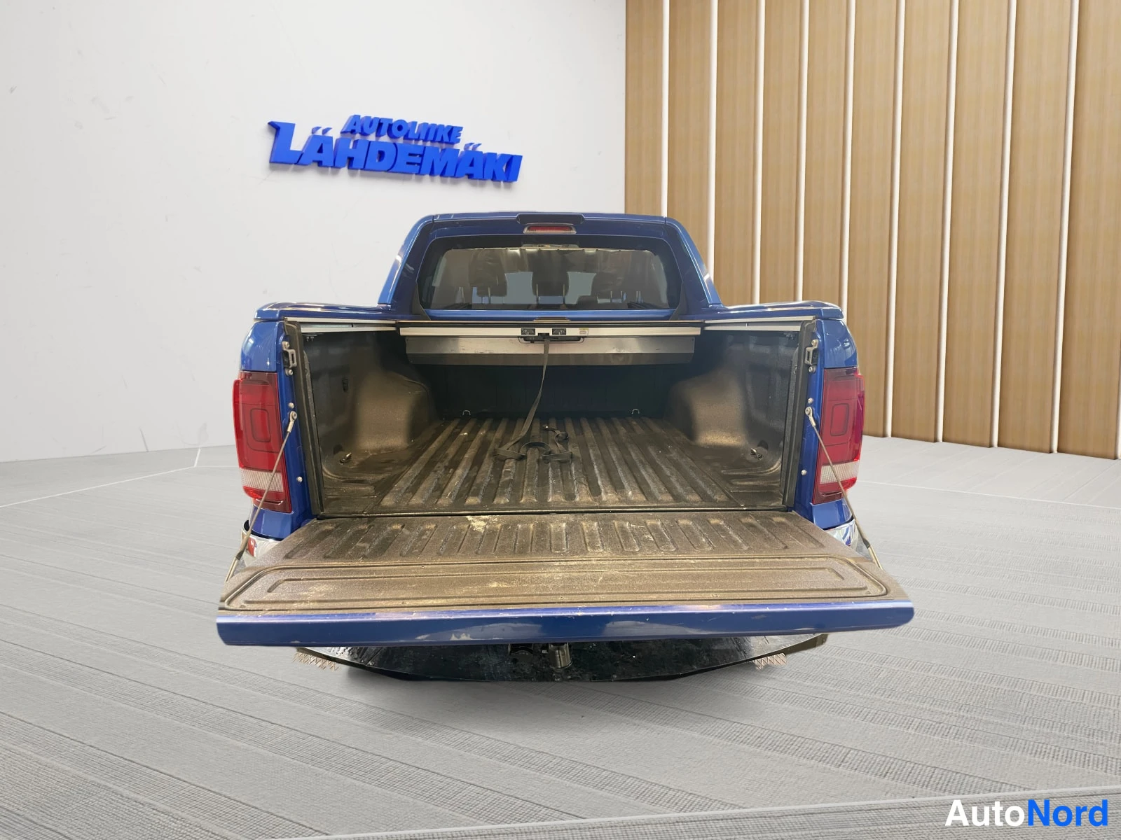 Sininen Volkswagen Amarok 2020, takaa, kuva 9