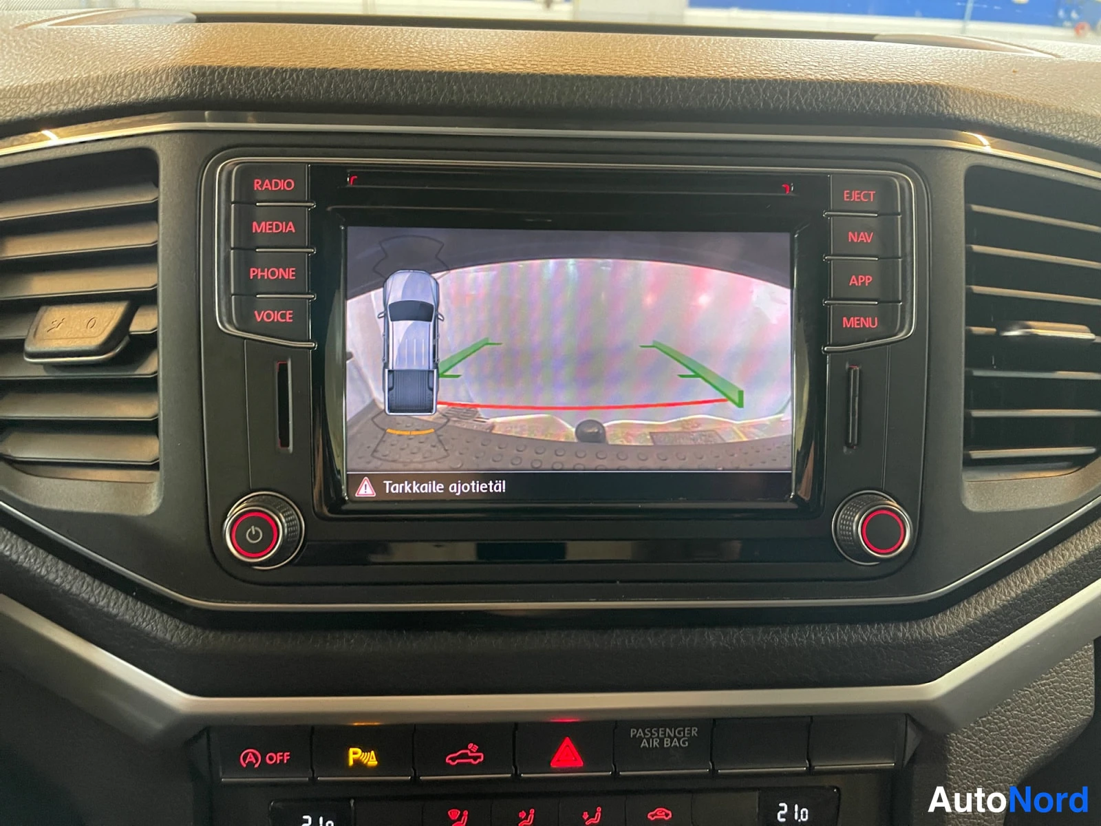 Sininen Volkswagen Amarok 2020, kuva 21