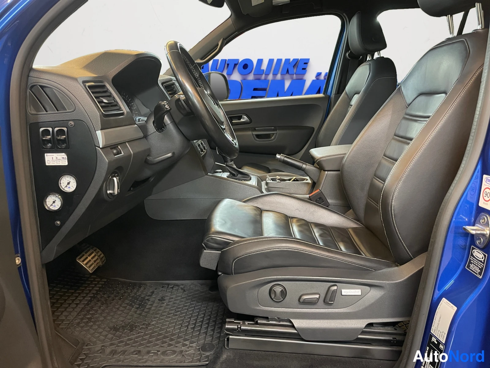 Sininen Volkswagen Amarok 2020, kuva 11