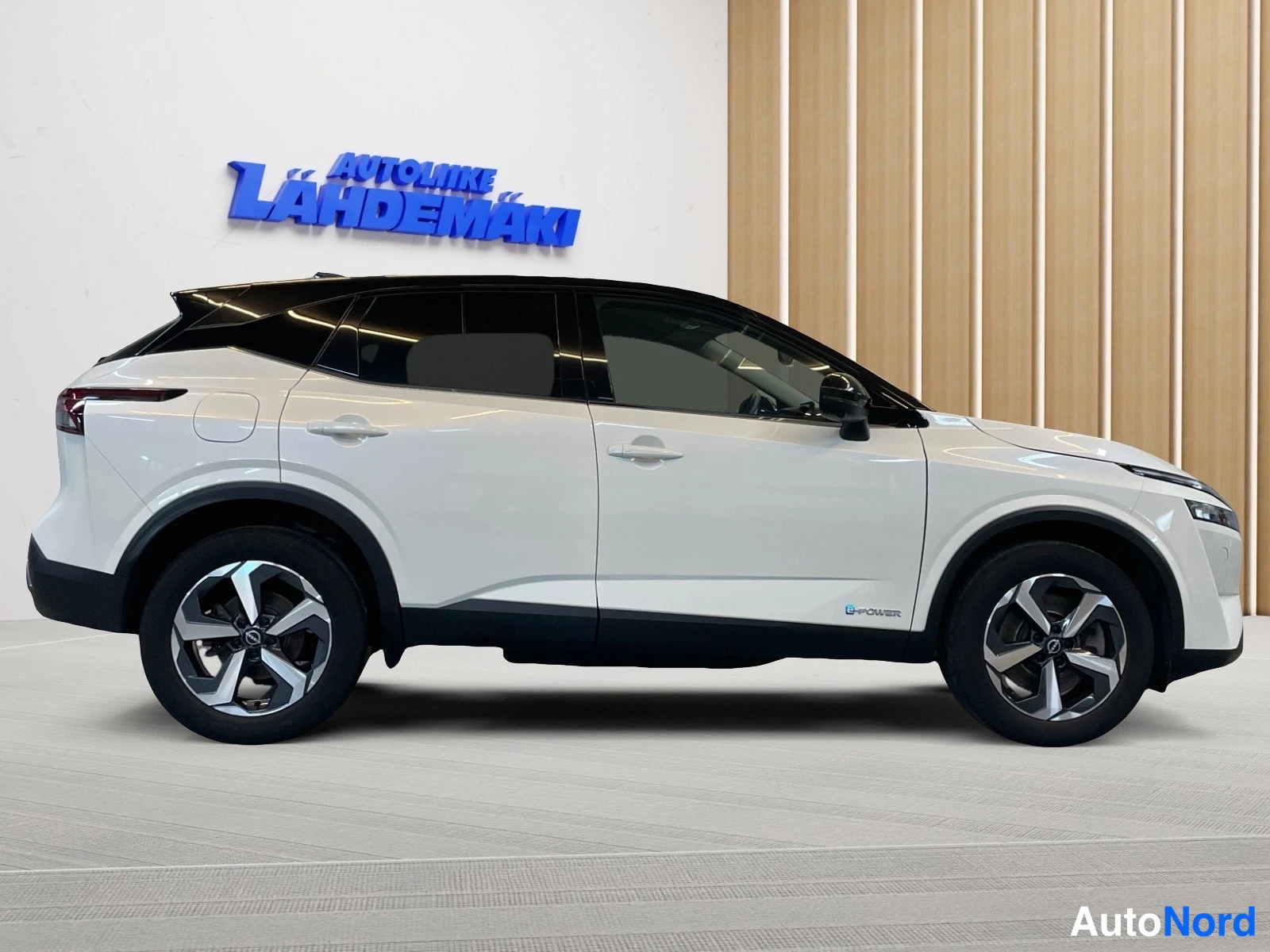 White Nissan Qashqai 2024, front three-quarter, nose to the right, photo 4