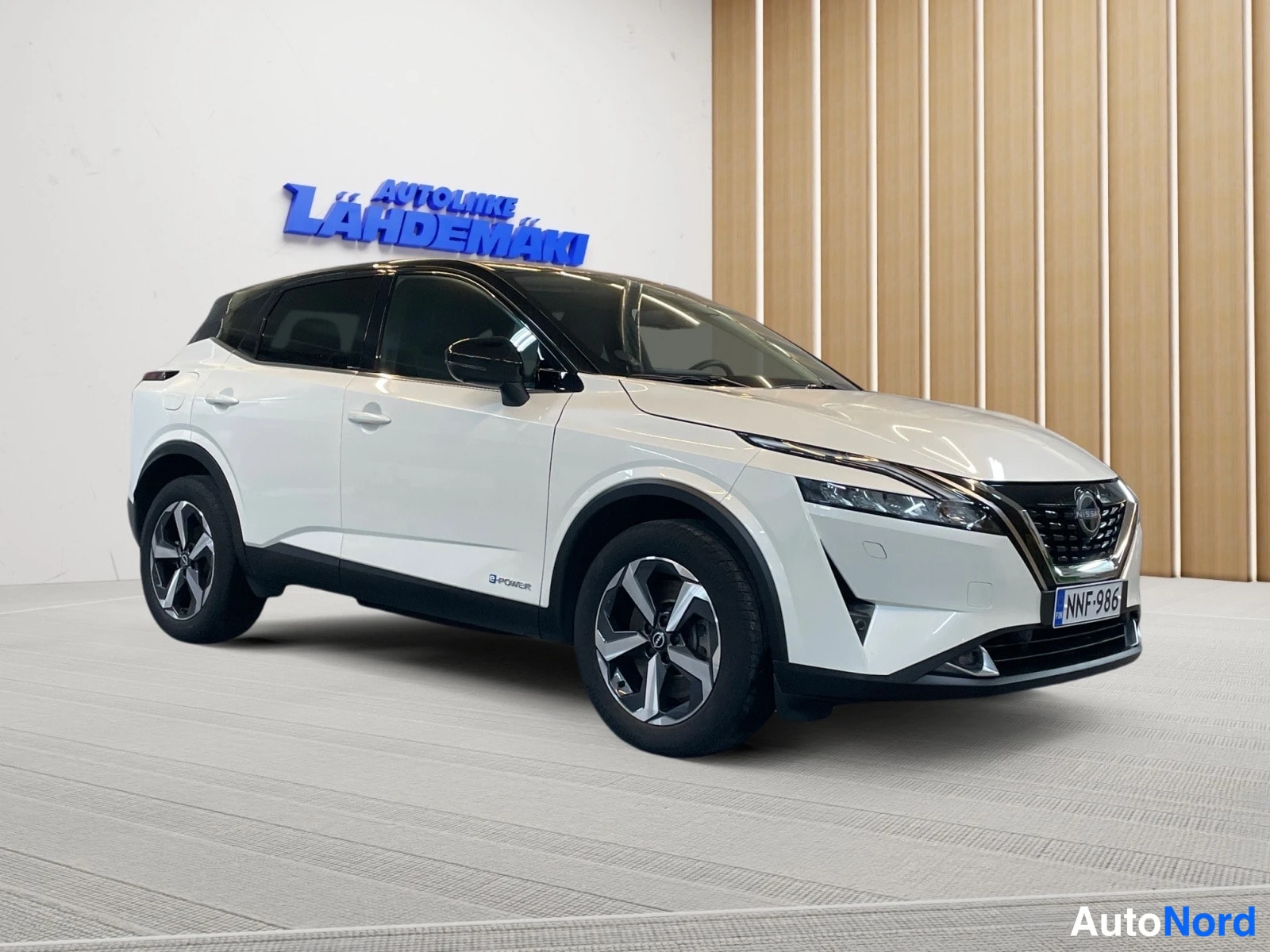 White Nissan Qashqai 2024, front three-quarter, nose to the right, photo 3