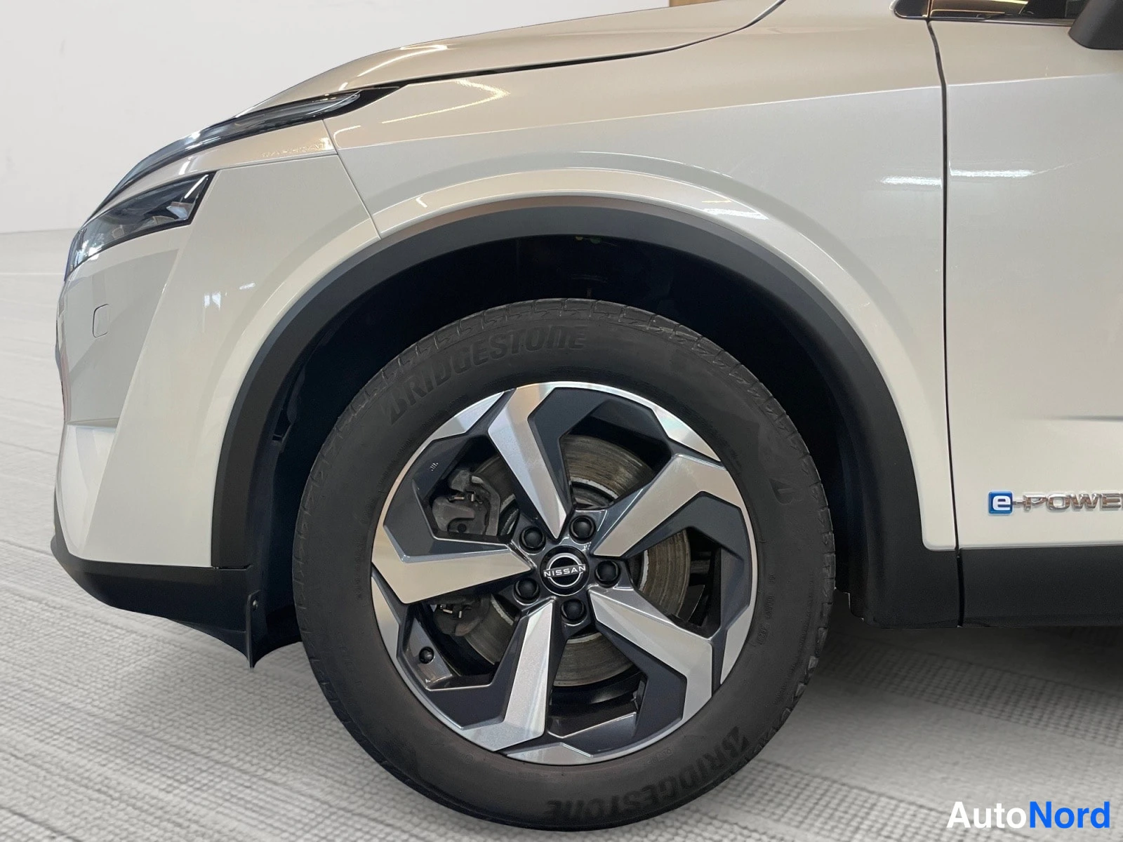 White Nissan Qashqai 2024, front three-quarter, nose to the left, photo 2