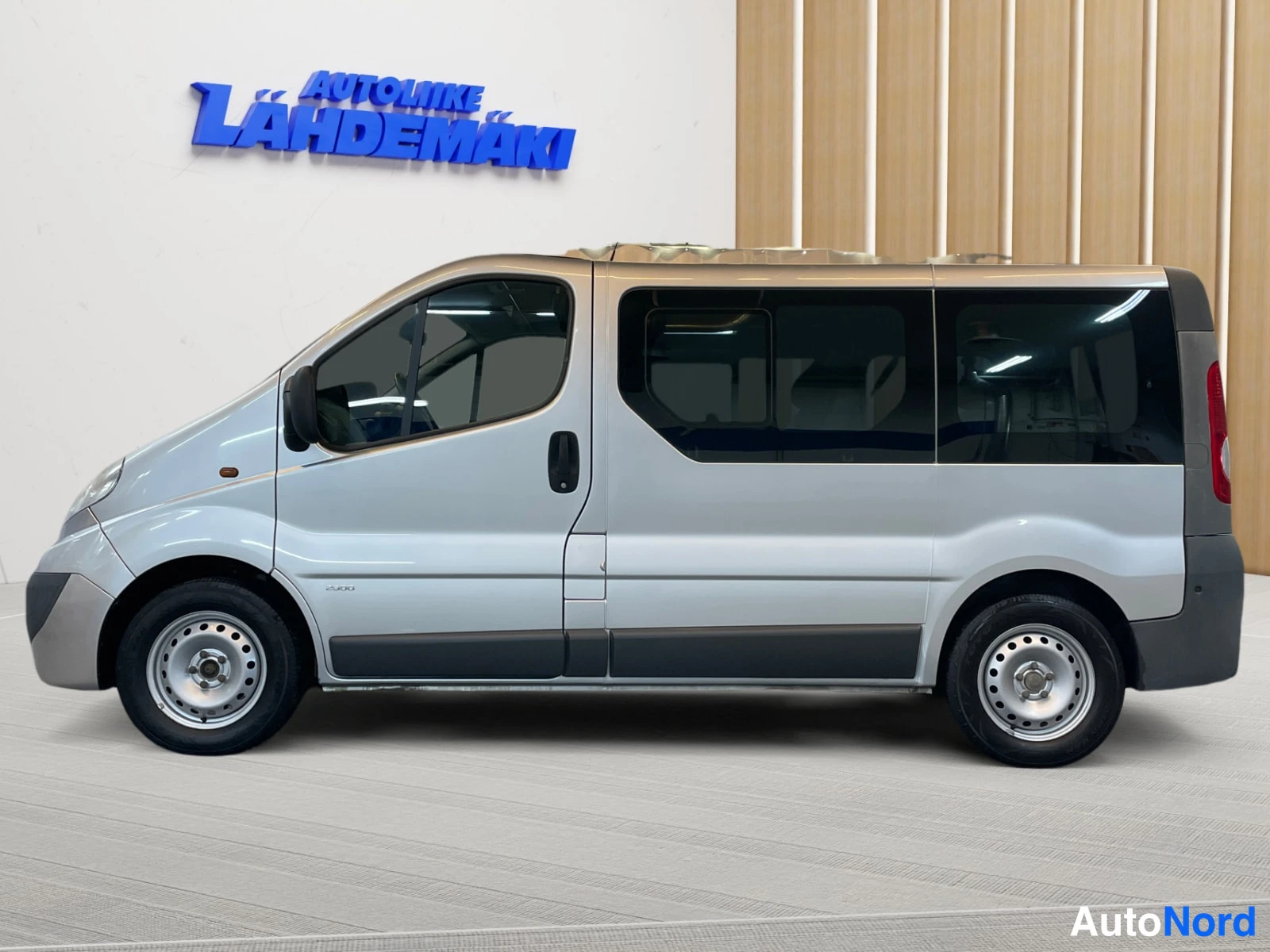 Harmaa Opel Vivaro 2008, sivulta, kuva 6