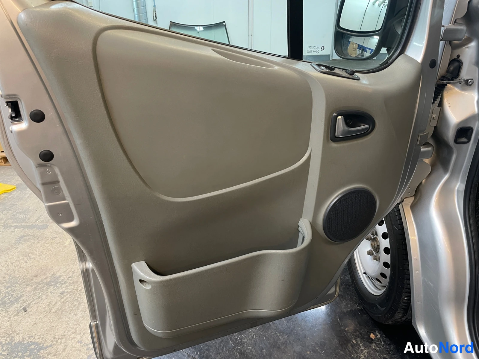 Harmaa Opel Vivaro 2008, yksityiskohta, kuva 18