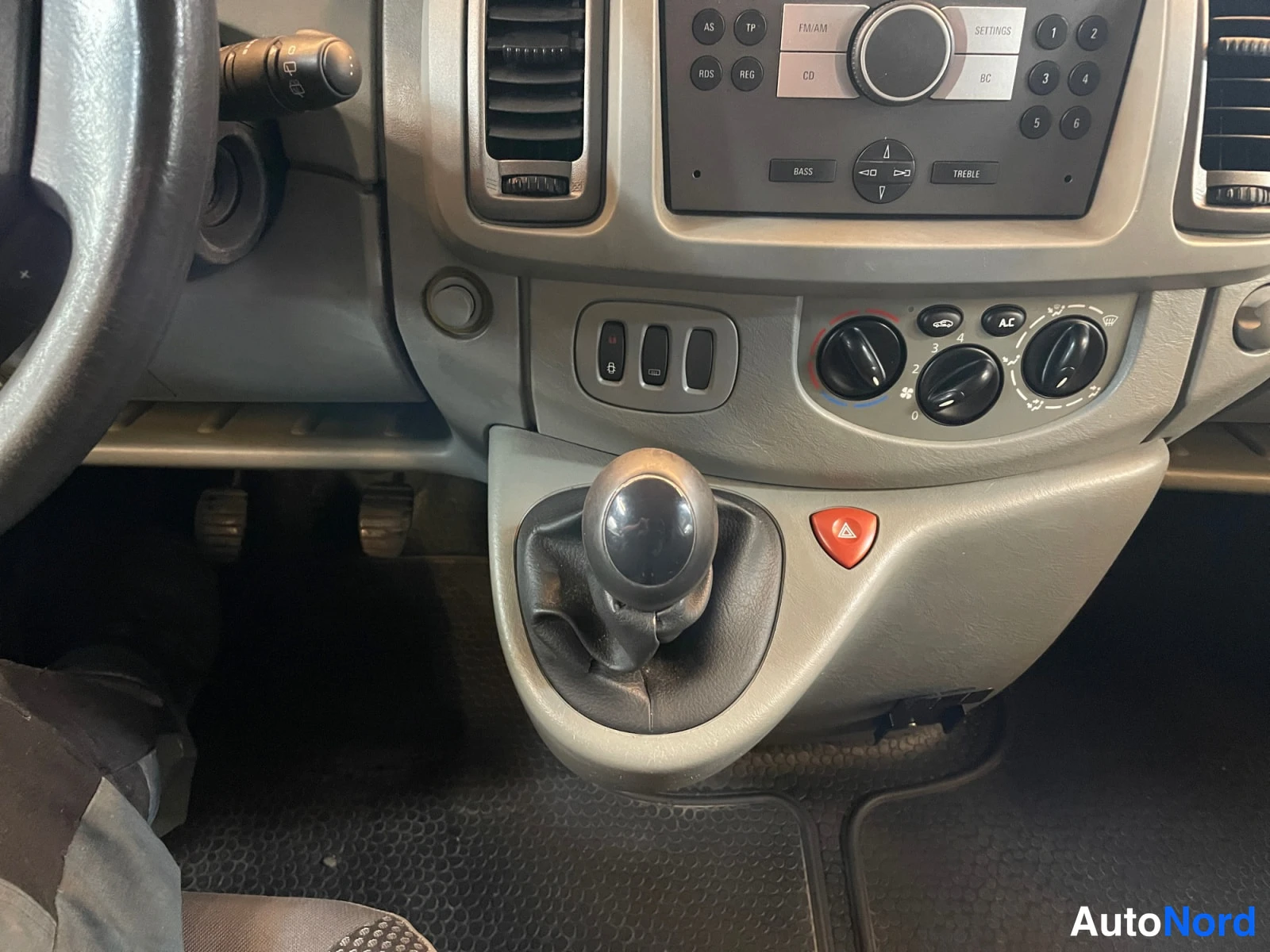 Harmaa Opel Vivaro 2008, yksityiskohta, kuva 22