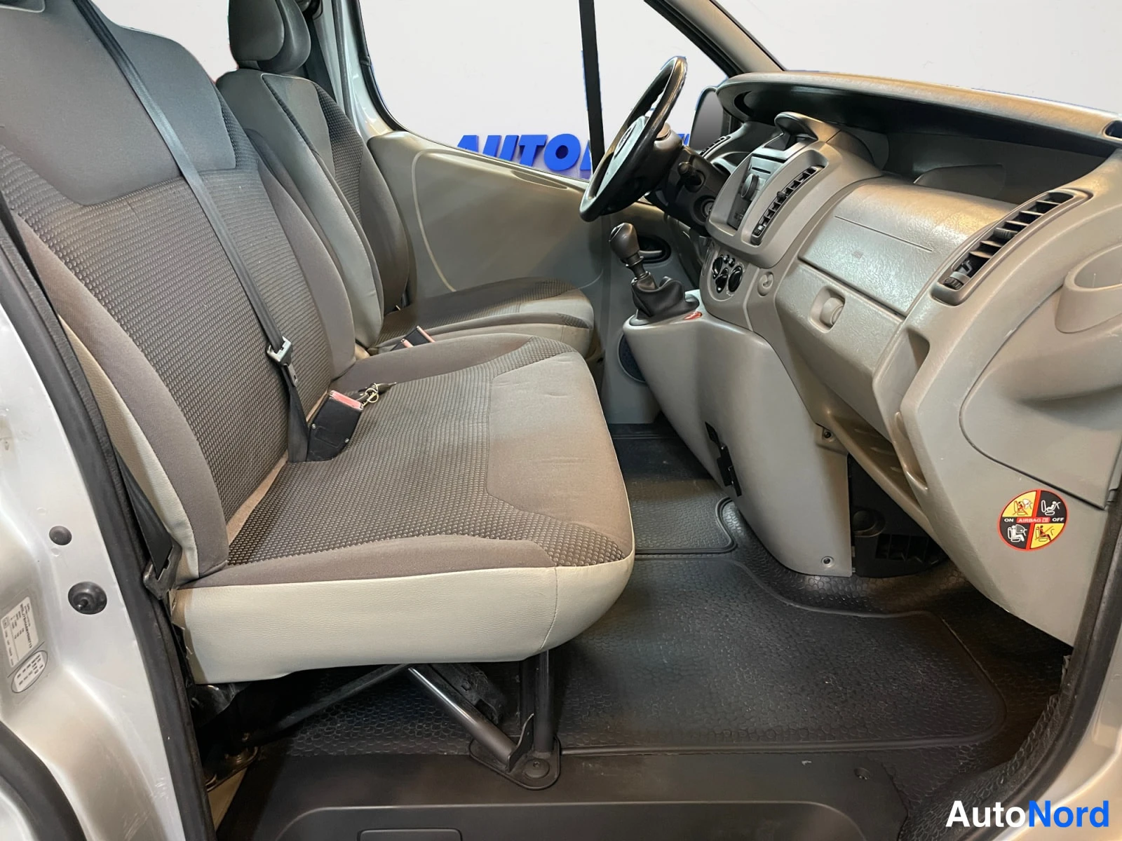 Harmaa Opel Vivaro 2008, ohjaamo, kuva 12