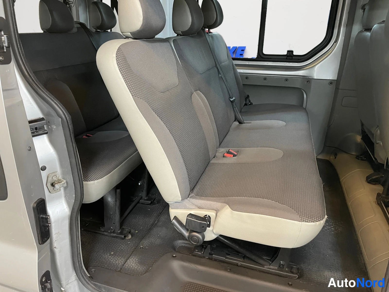 Harmaa Opel Vivaro 2008, takaistuimet, kuva 15