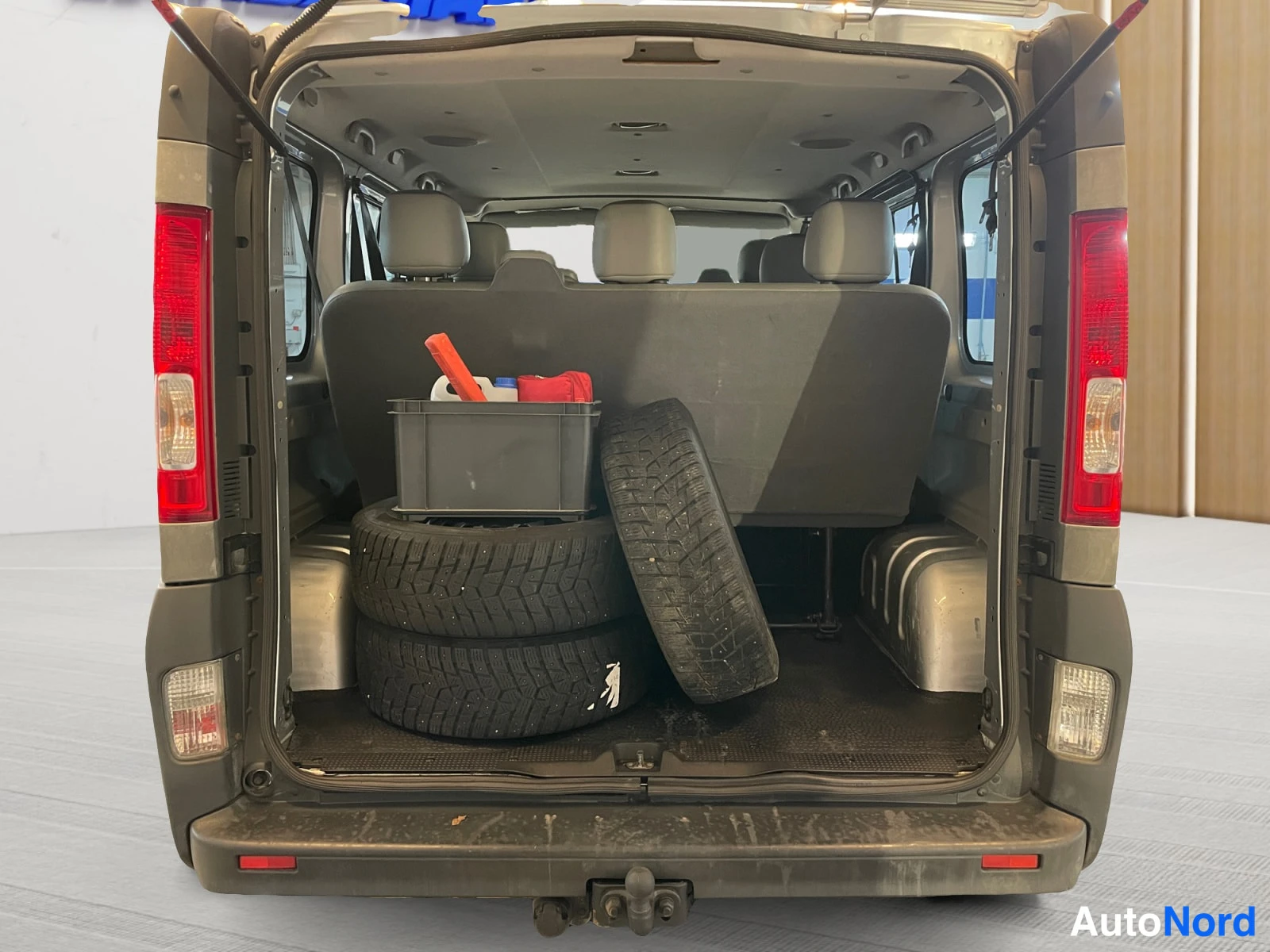 Harmaa Opel Vivaro 2008, tavaratila, kuva 16