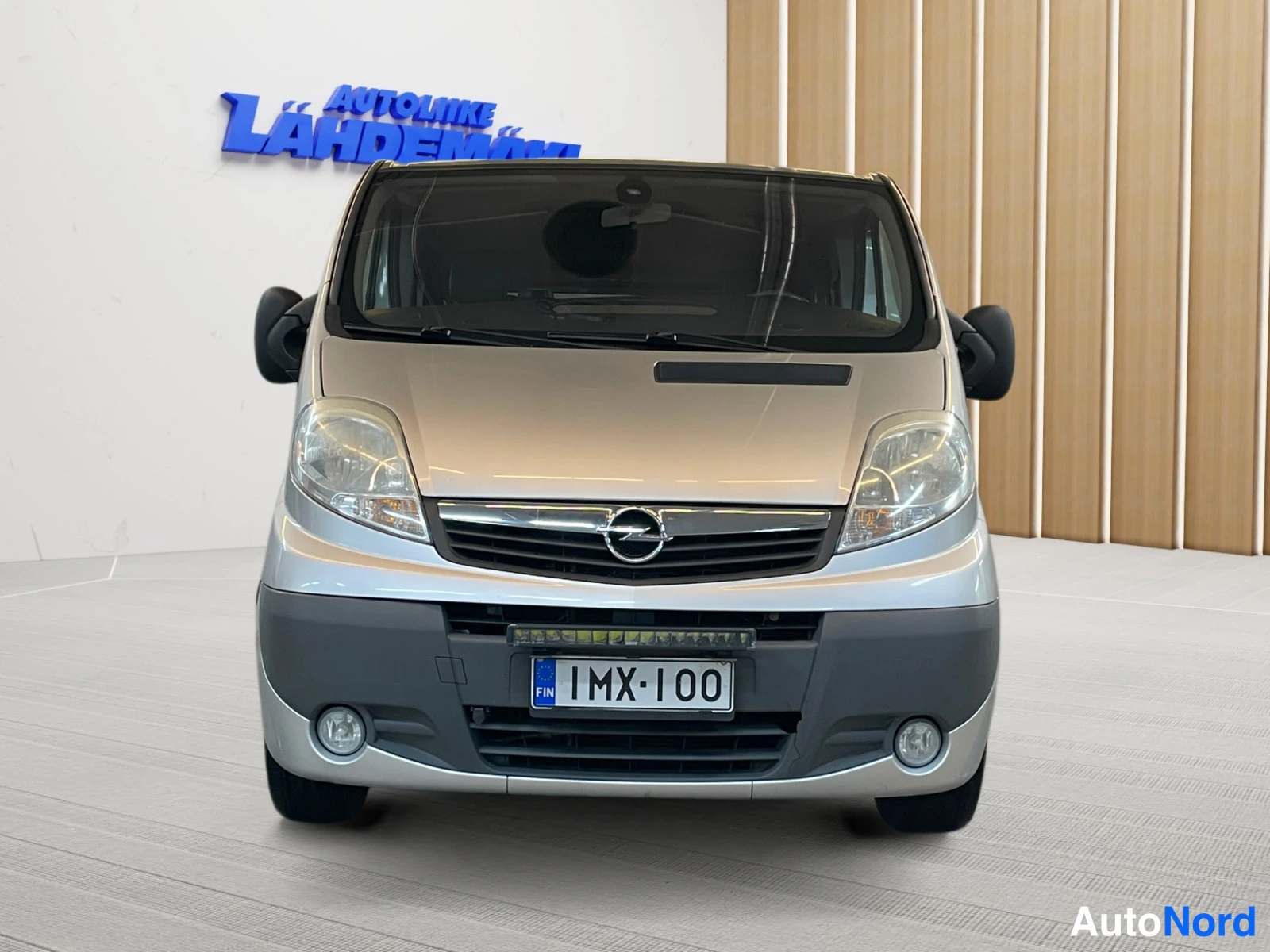 Harmaa Opel Vivaro 2008, edestä, kuva 4