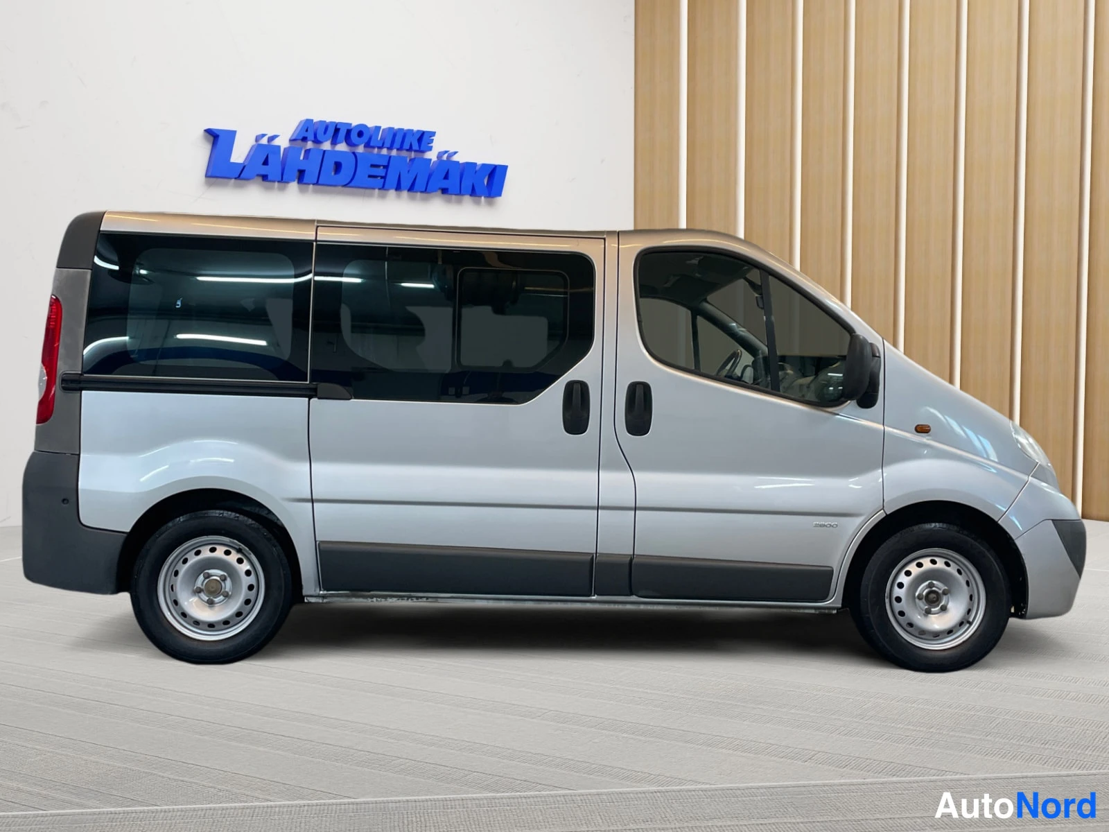 Harmaa Opel Vivaro 2008, sivulta, kuva 5