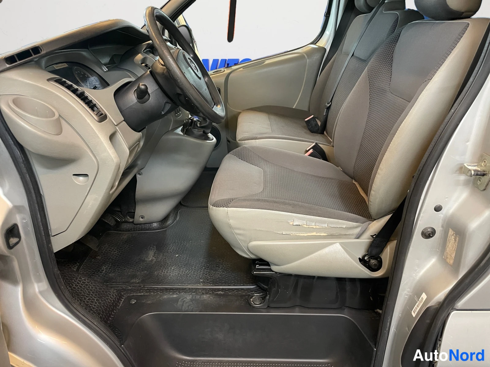 Harmaa Opel Vivaro 2008, etuistuimet, kuva 13