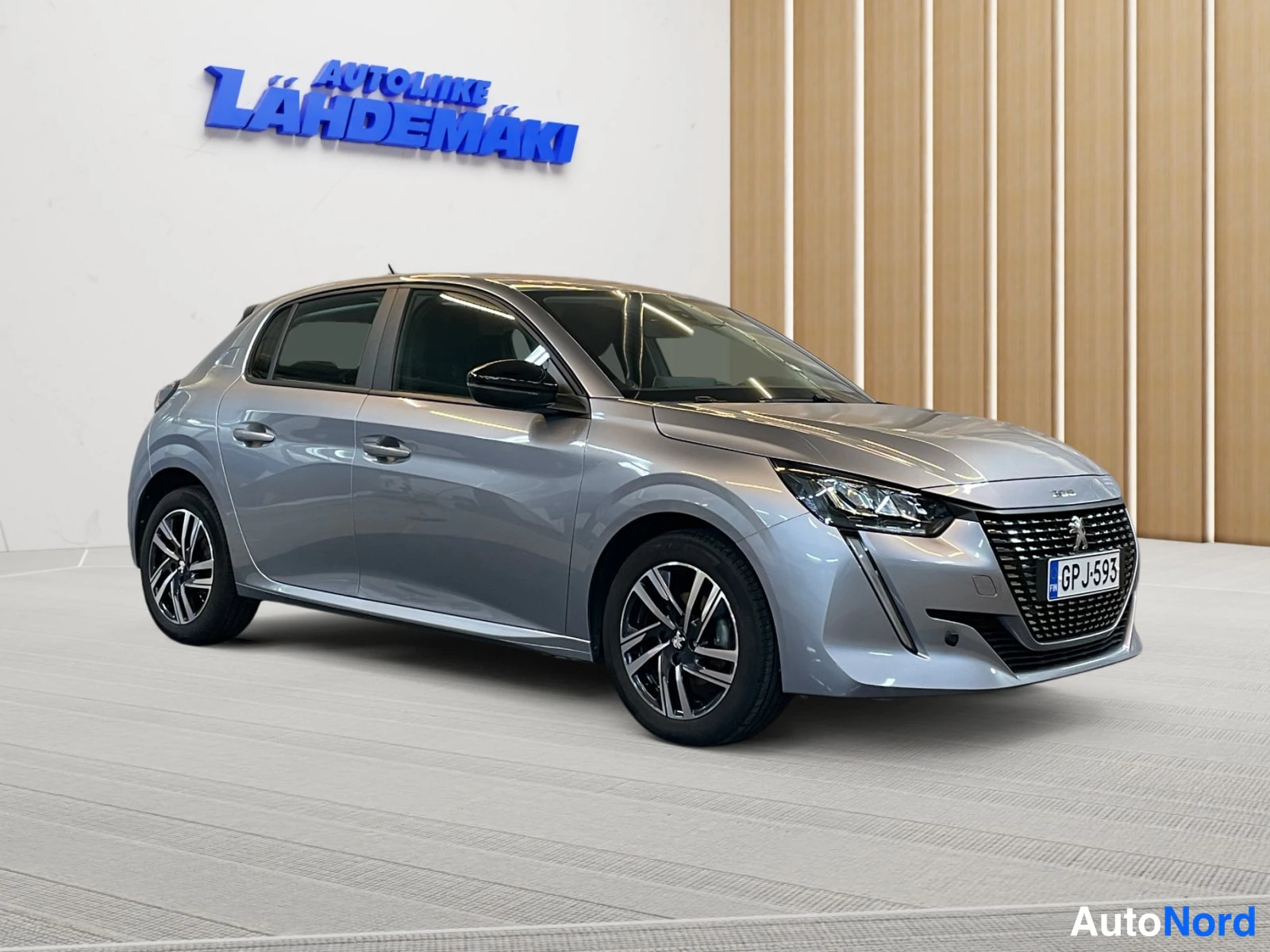 Harmaa Peugeot 208 2023, etuviisto, keula oikealle, kuva 3