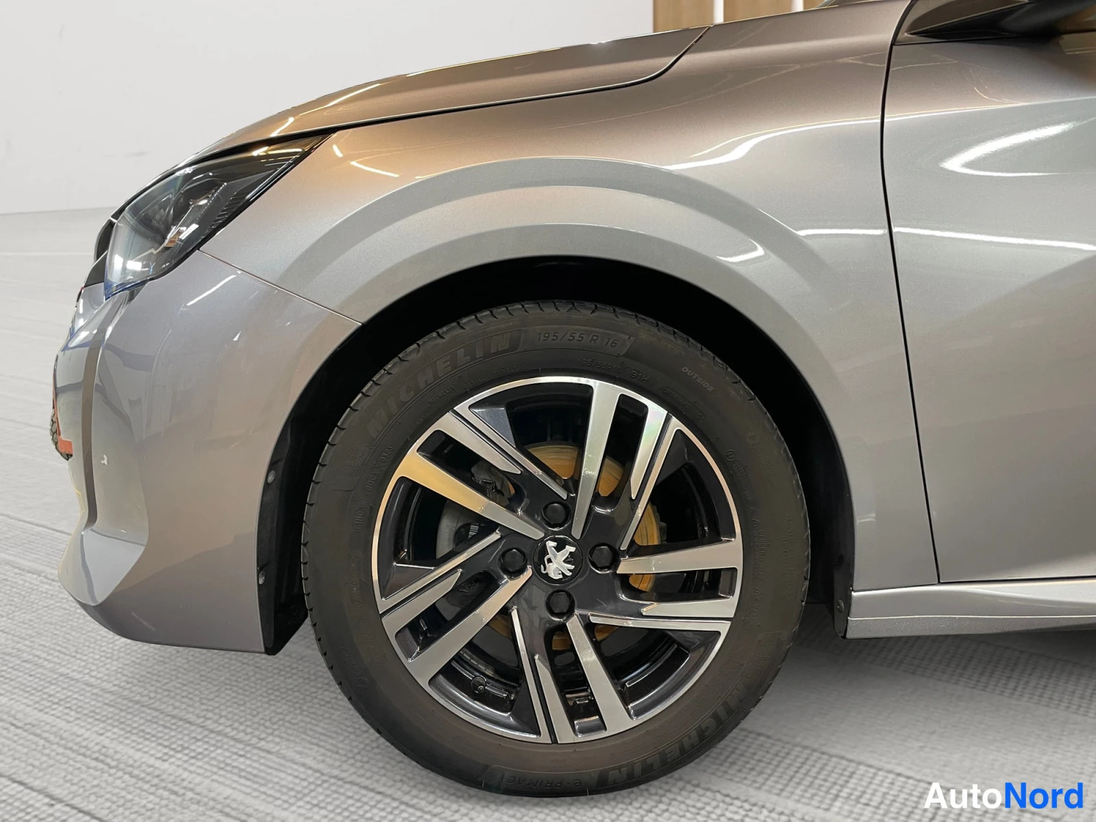 Harmaa Peugeot 208 2023, etuviisto, keula vasemmalle, kuva 2