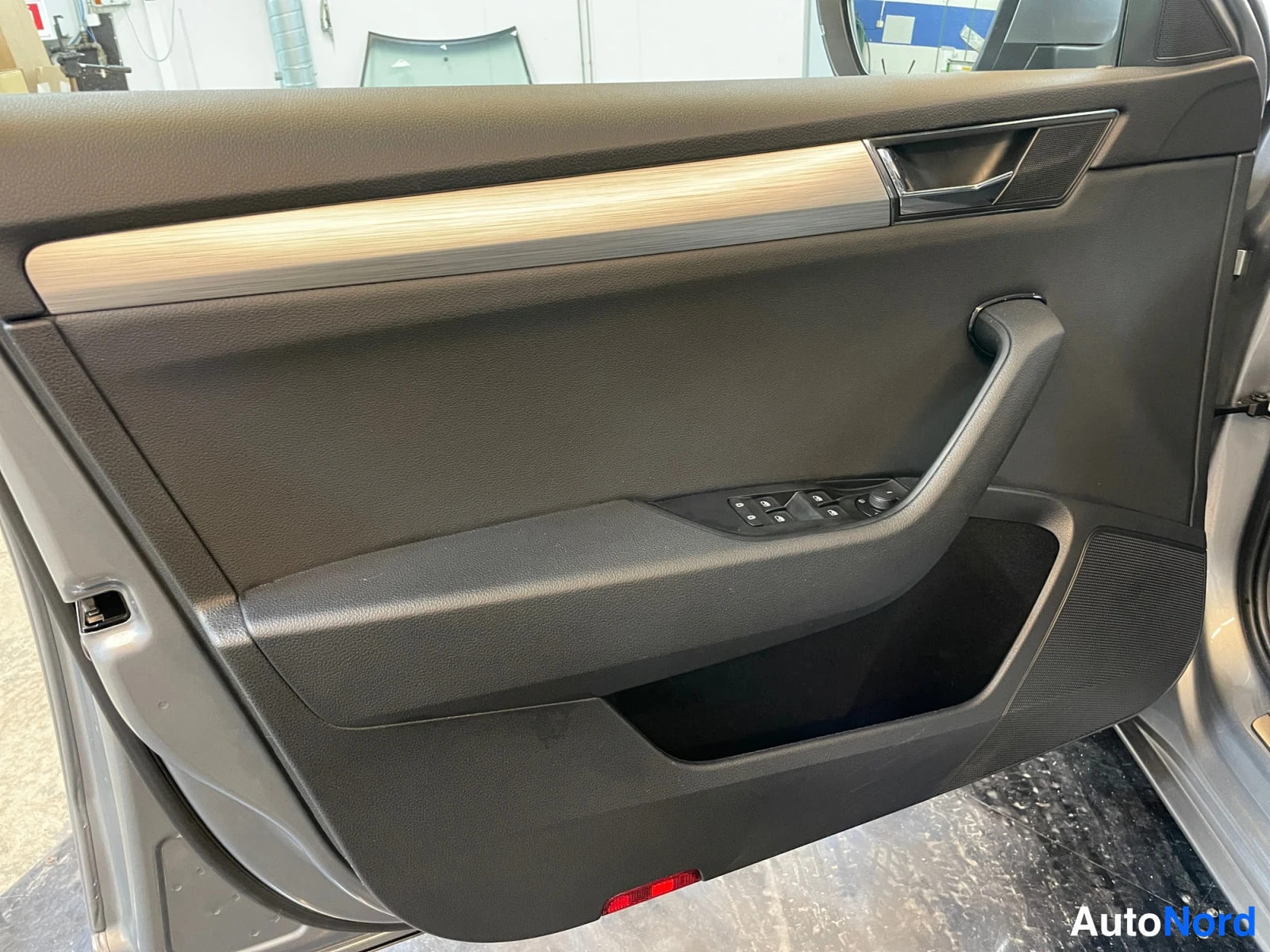 Harmaa Skoda Superb 2021, kuva 13