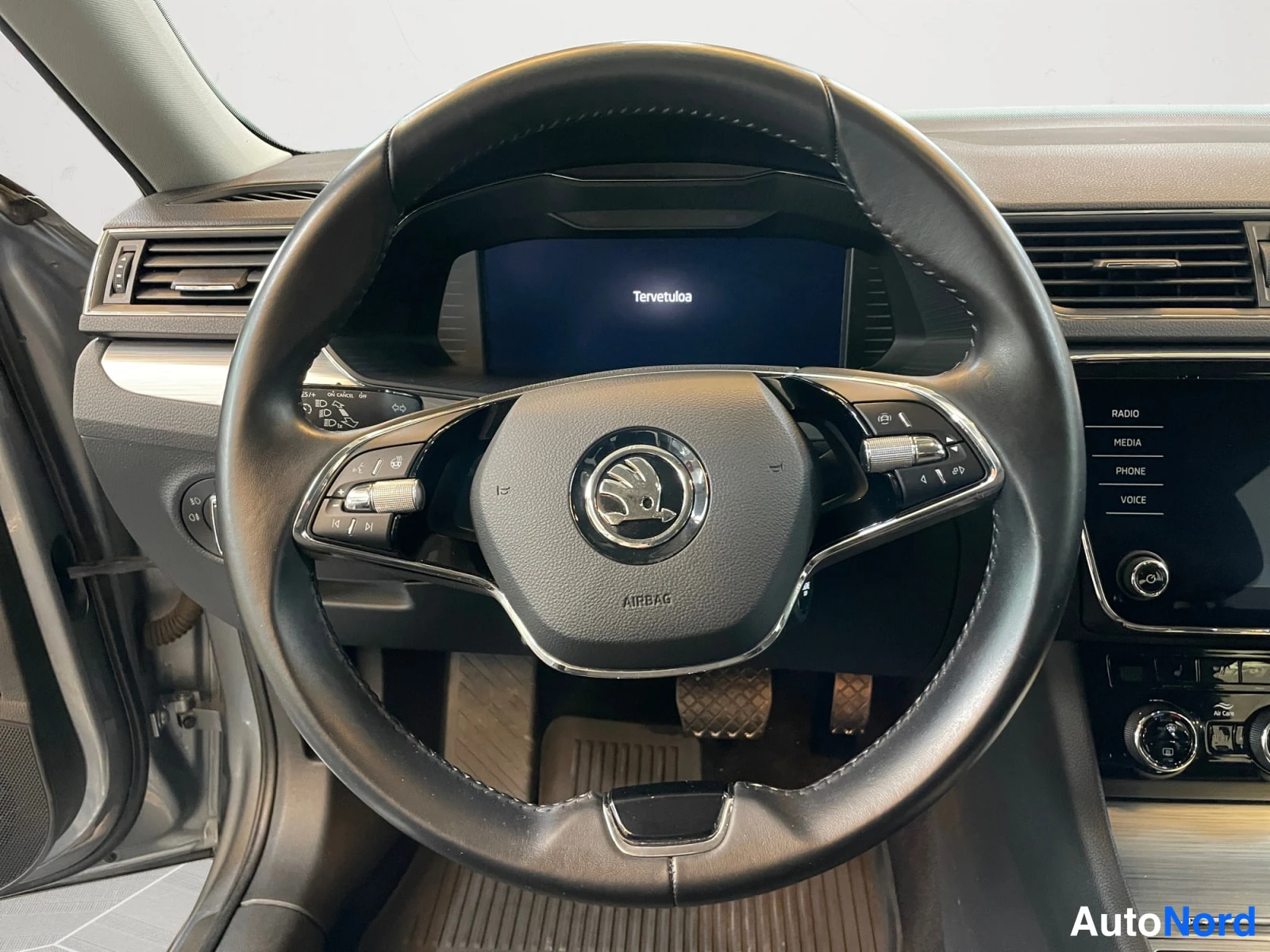 Harmaa Skoda Superb 2021, kuva 15