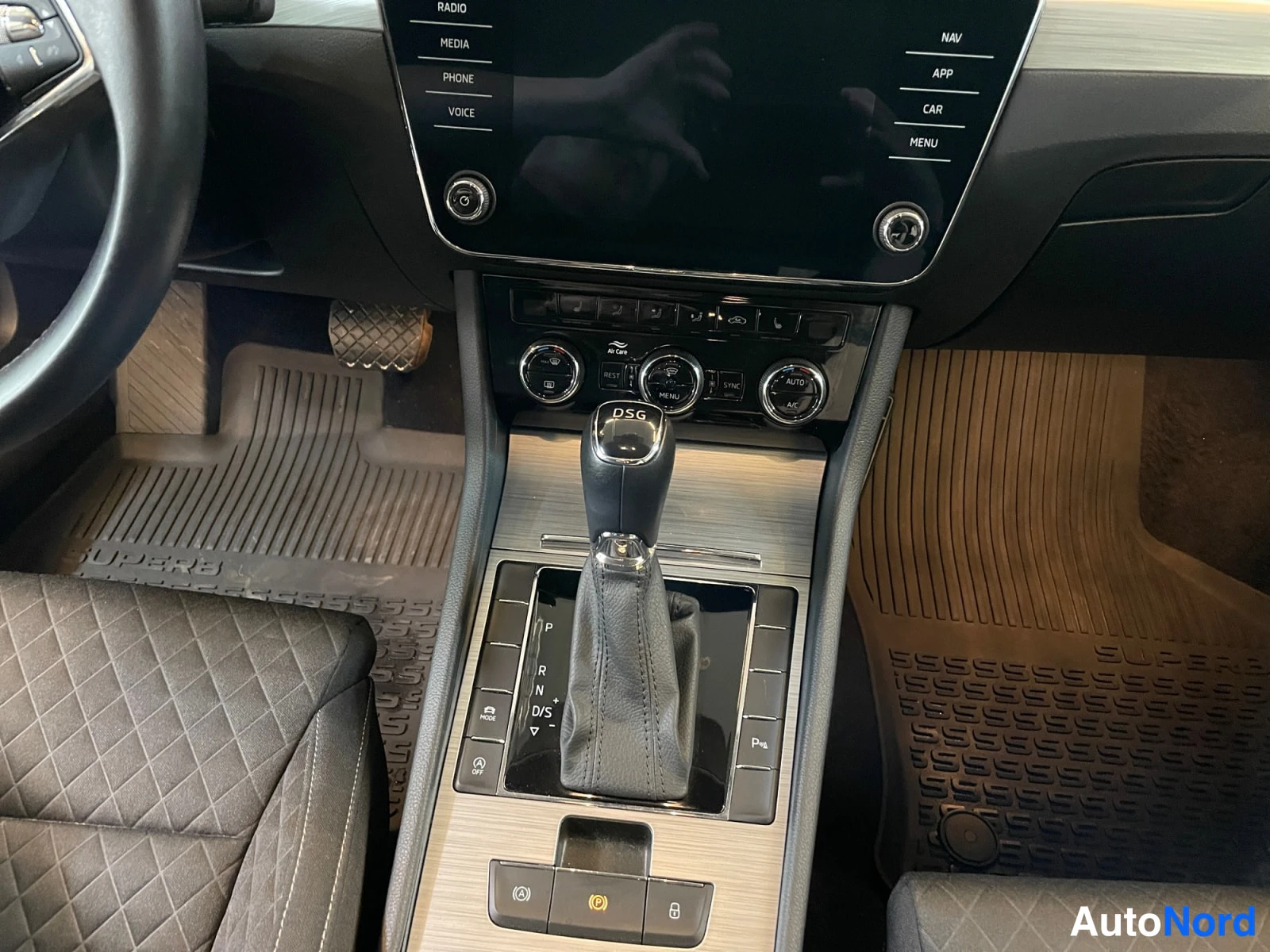 Harmaa Skoda Superb 2021, kuva 16