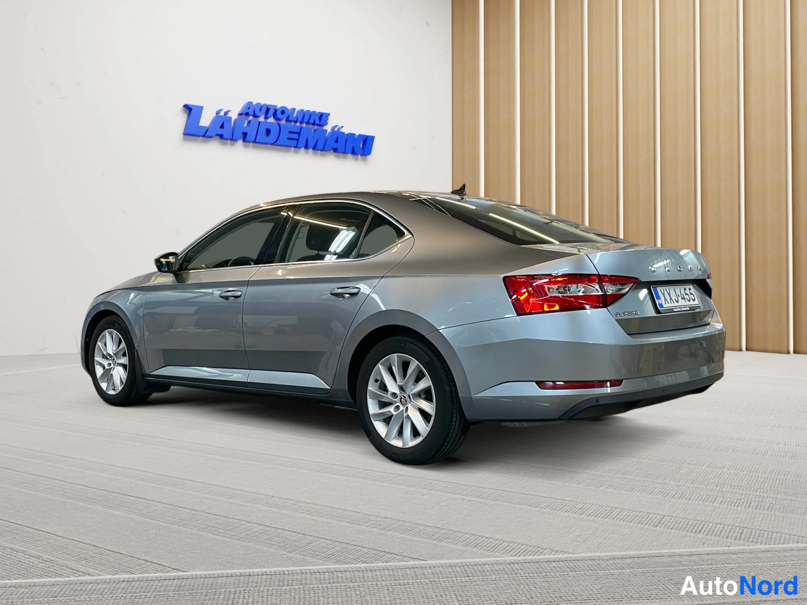 Harmaa Skoda Superb 2021, takaviisto, kuva 7