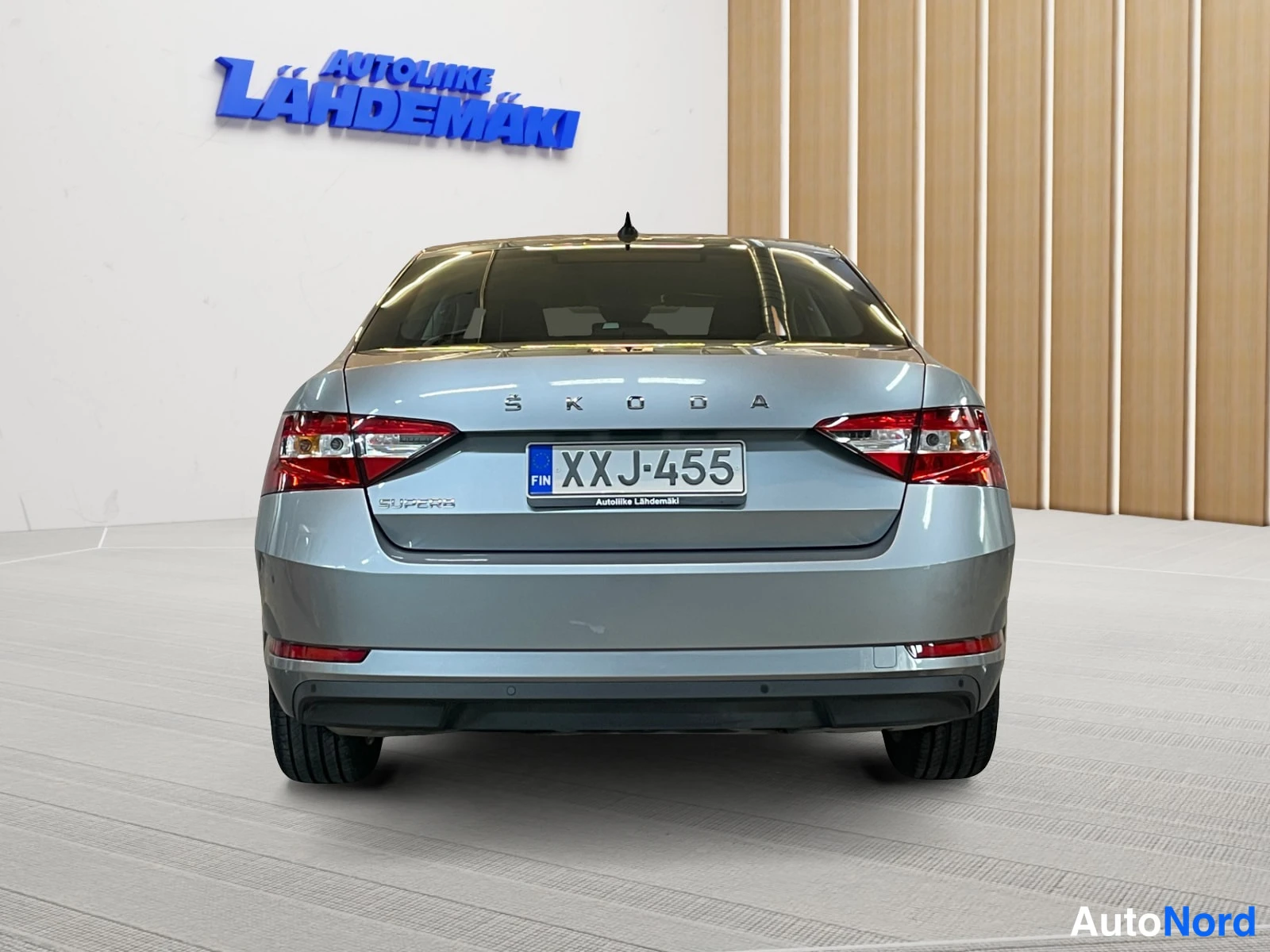 Harmaa Skoda Superb 2021, takaa, kuva 9