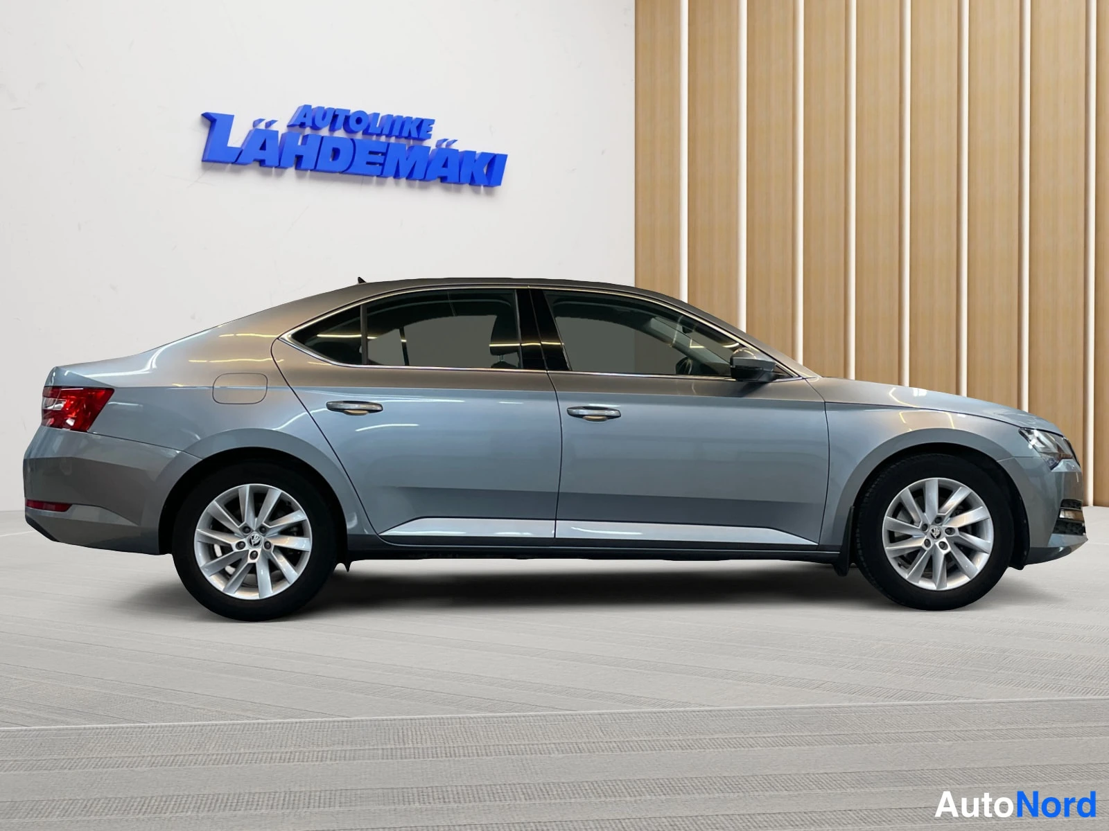 Harmaa Skoda Superb 2021, sivulta, kuva 6