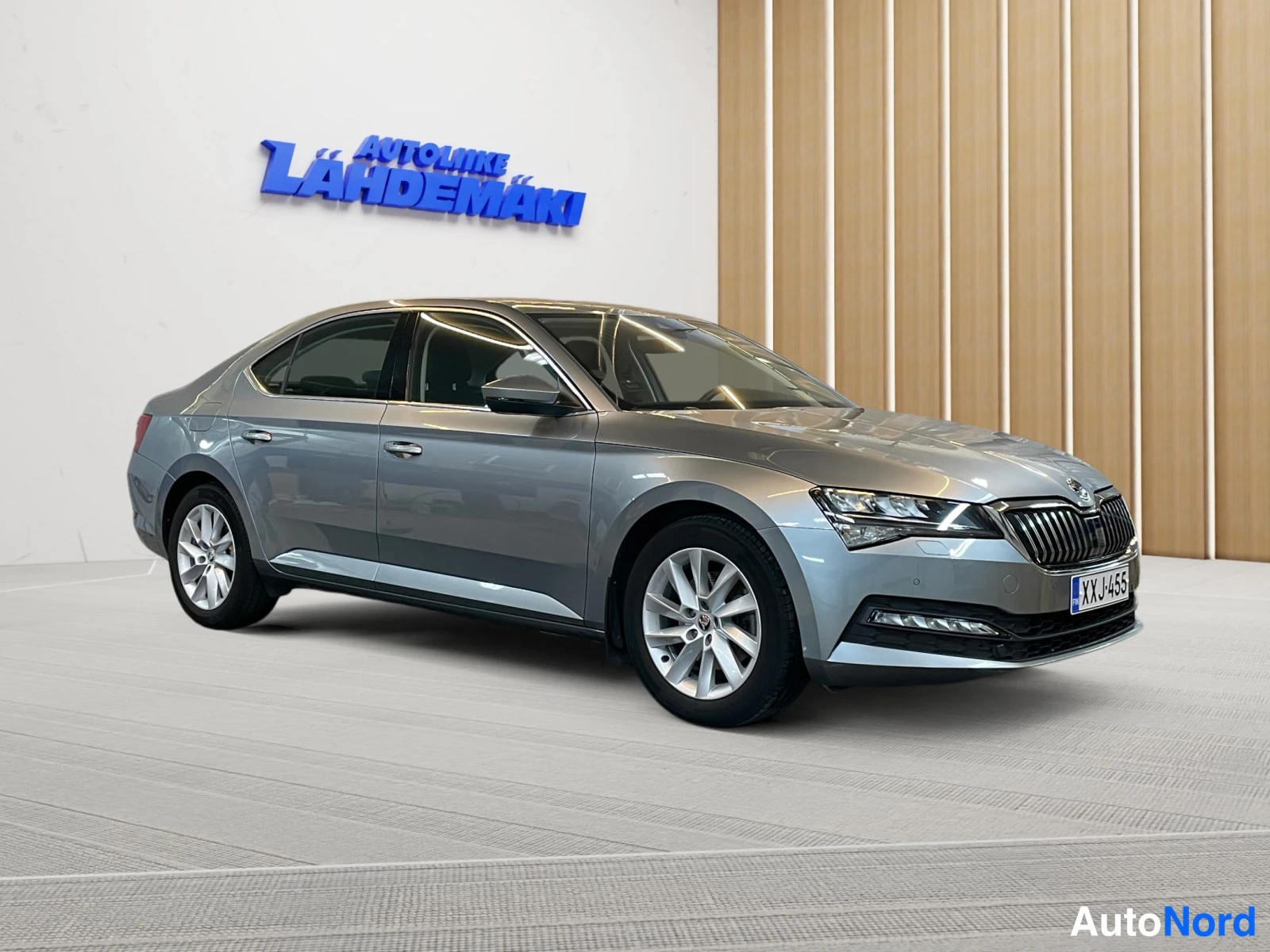 Harmaa Skoda Superb 2021, etuviisto, keula oikealle, kuva 2