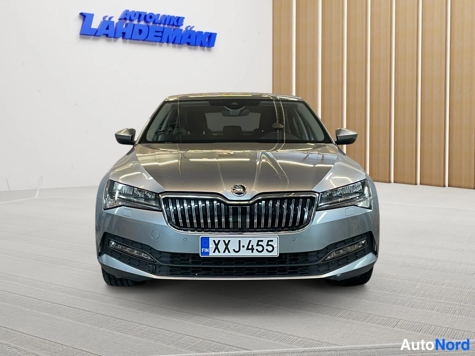 Harmaa Skoda Superb 2021, edestä, kuva 4