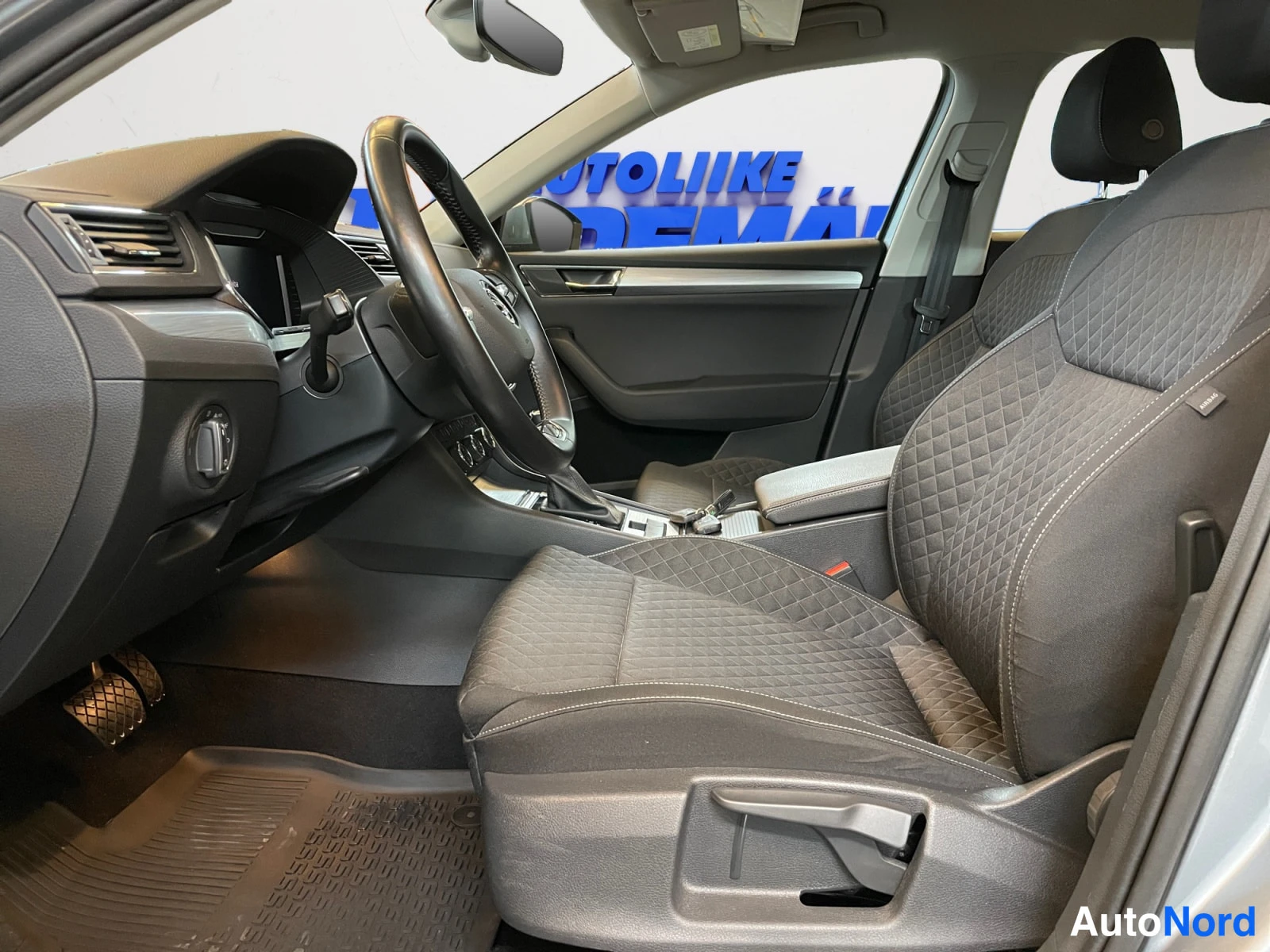 Harmaa Skoda Superb 2021, kuva 12