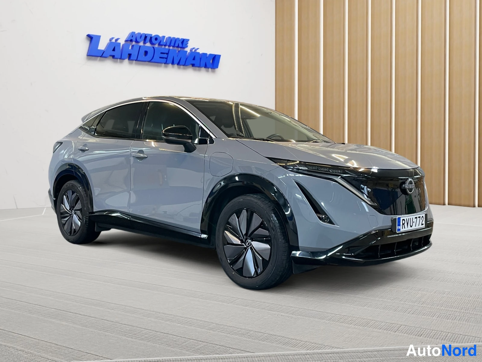Grey Nissan Ariya 2024, front three-quarter, nose to the right, photo 5