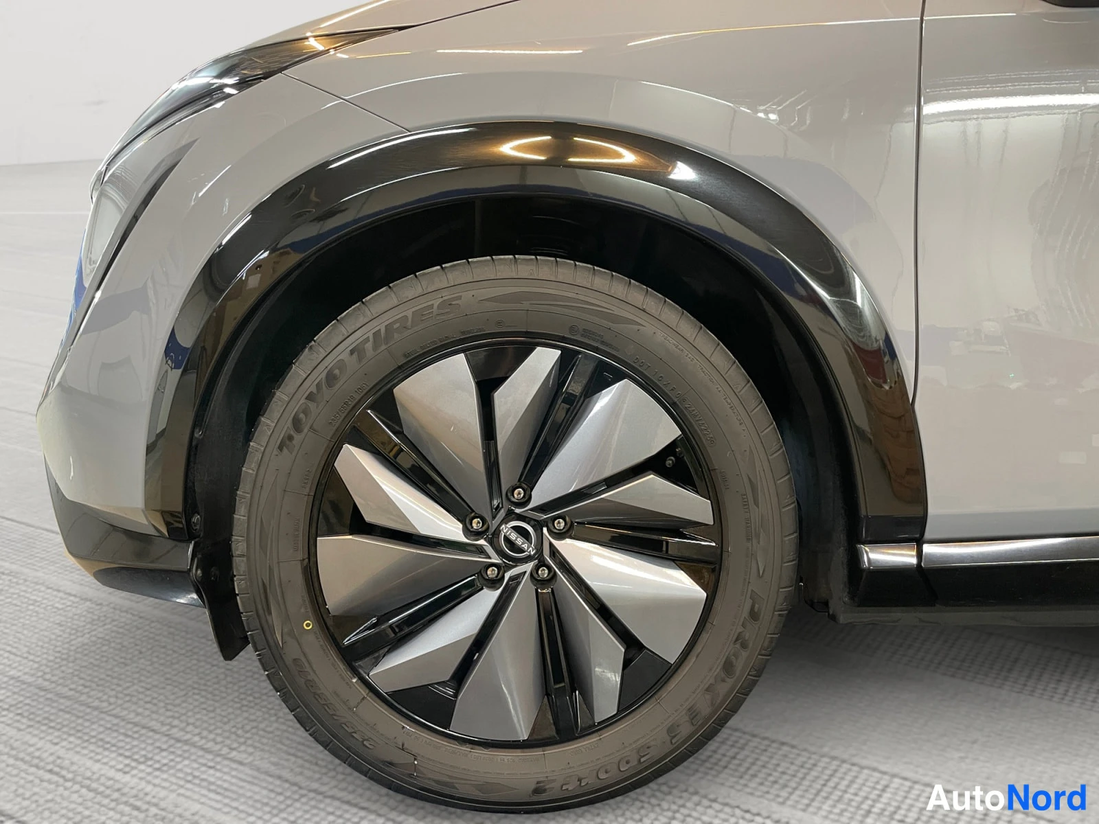 Grey Nissan Ariya 2024, front three-quarter, nose to the left, photo 3