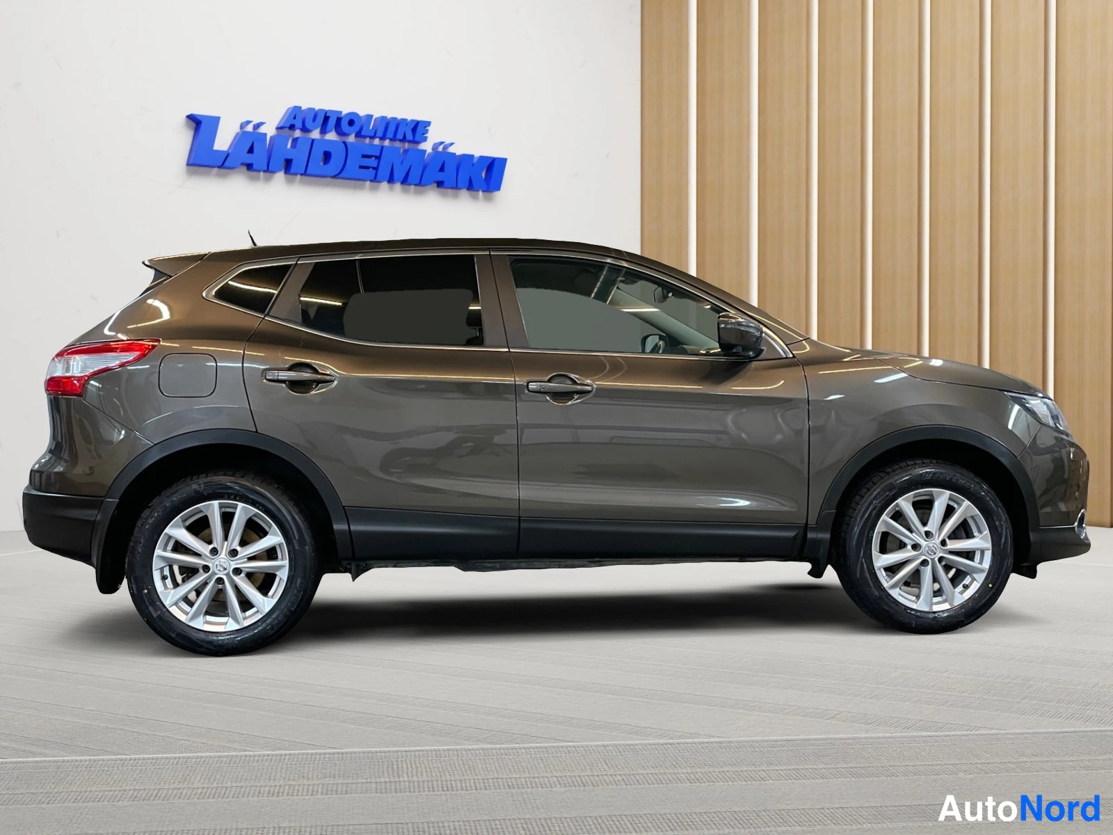 Brown Nissan Qashqai 2017, front three-quarter, nose to the right, photo 2