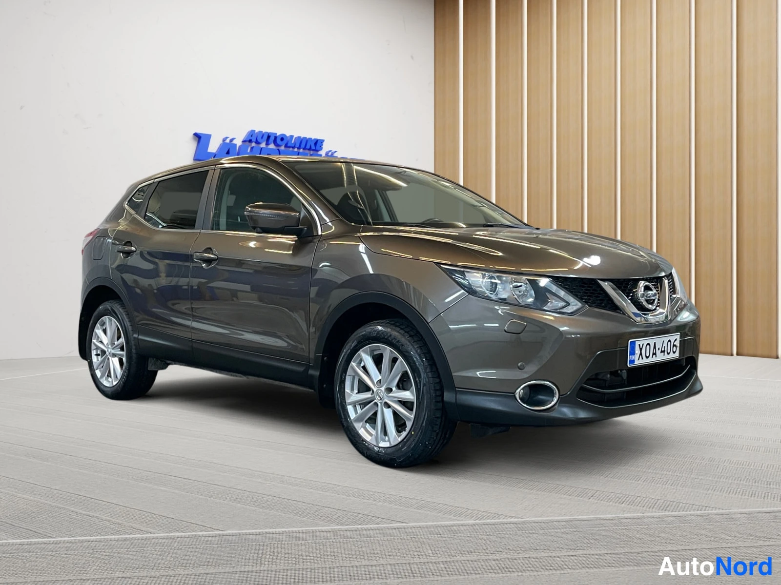 Brown Nissan Qashqai 2017, front three-quarter, nose to the right, photo 3