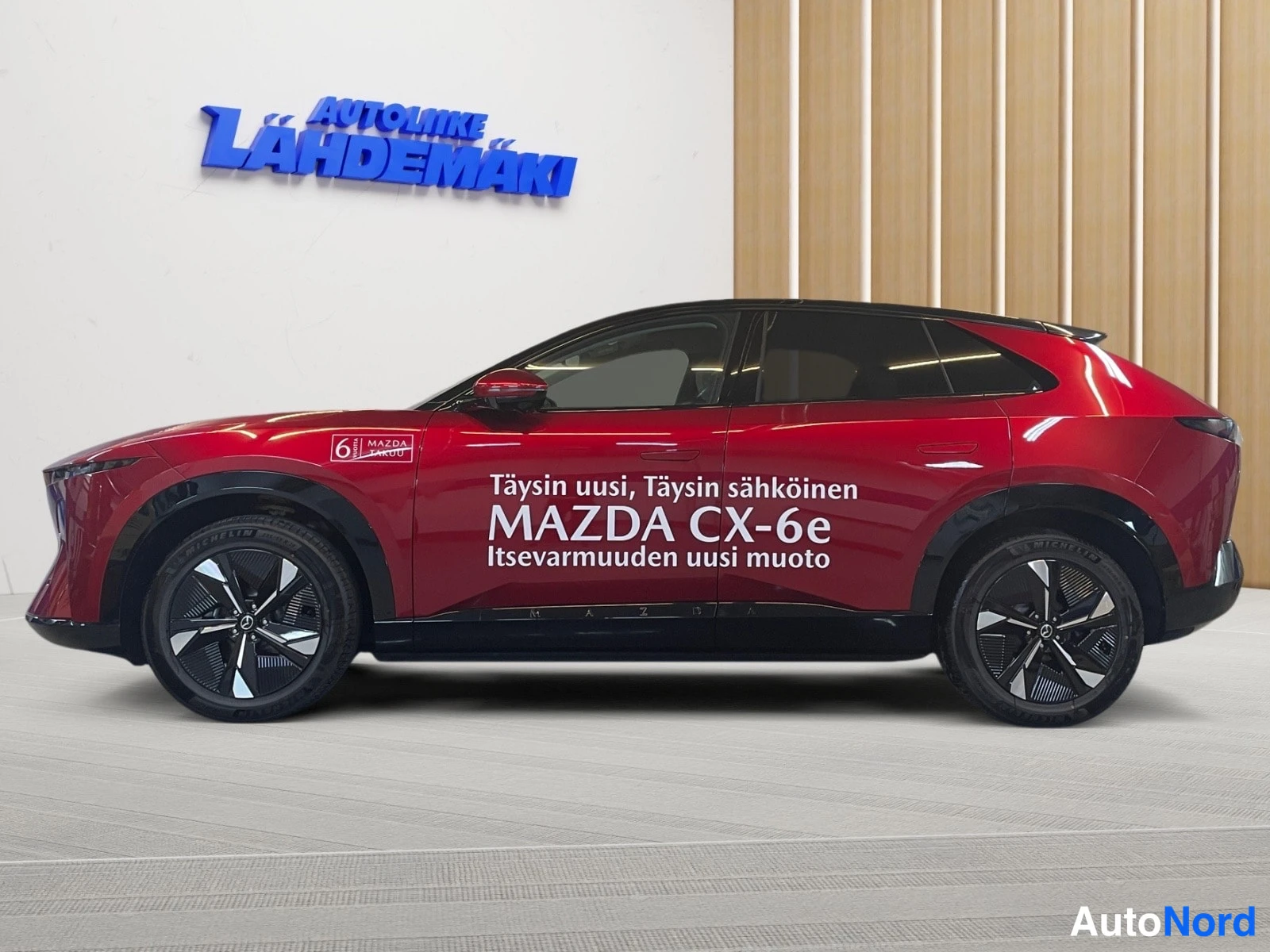 Punainen Mazda CX-6e 2026, sivulta, kuva 5