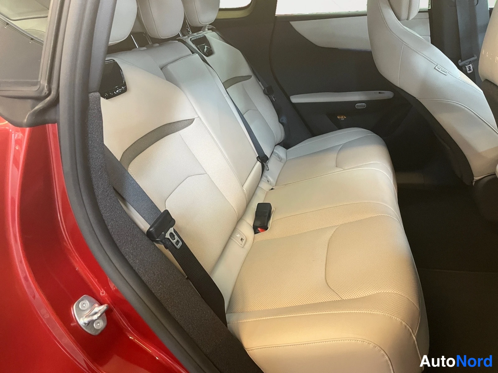 Punainen Mazda CX-6e 2026, takaistuimet, kuva 15