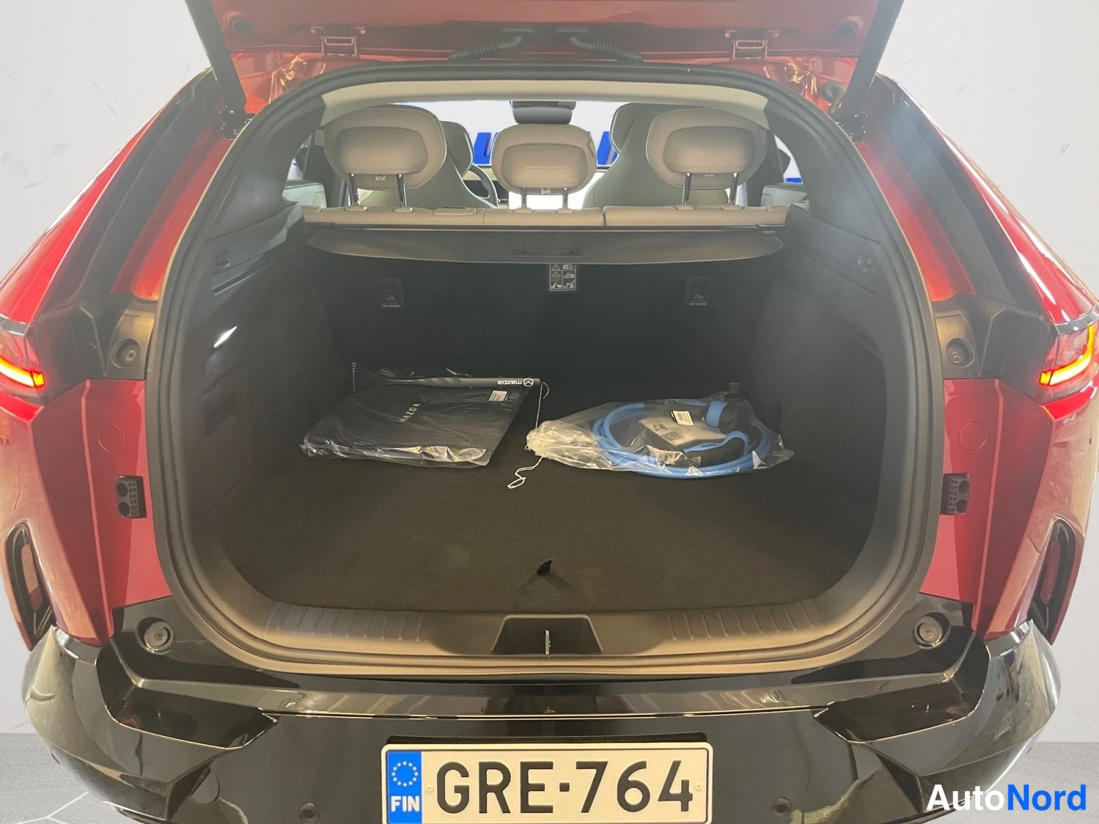 Punainen Mazda CX-6e 2026, takaa, kuva 11