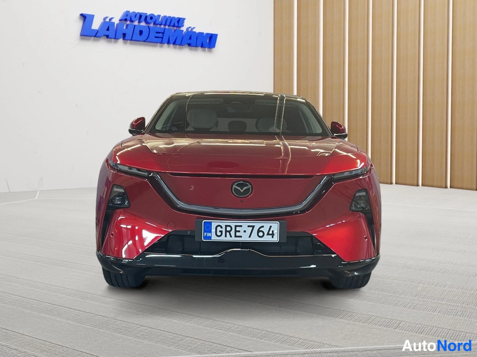 Punainen Mazda CX-6e 2026, edestä, kuva 4