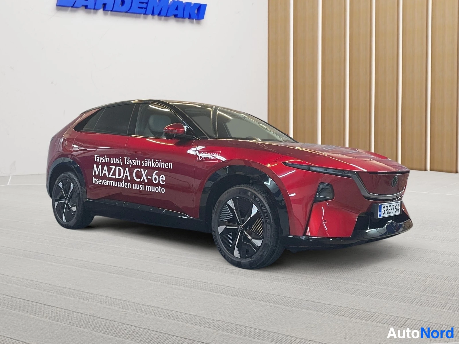 Punainen Mazda CX-6e 2026, etuviisto, keula oikealle, kuva 3