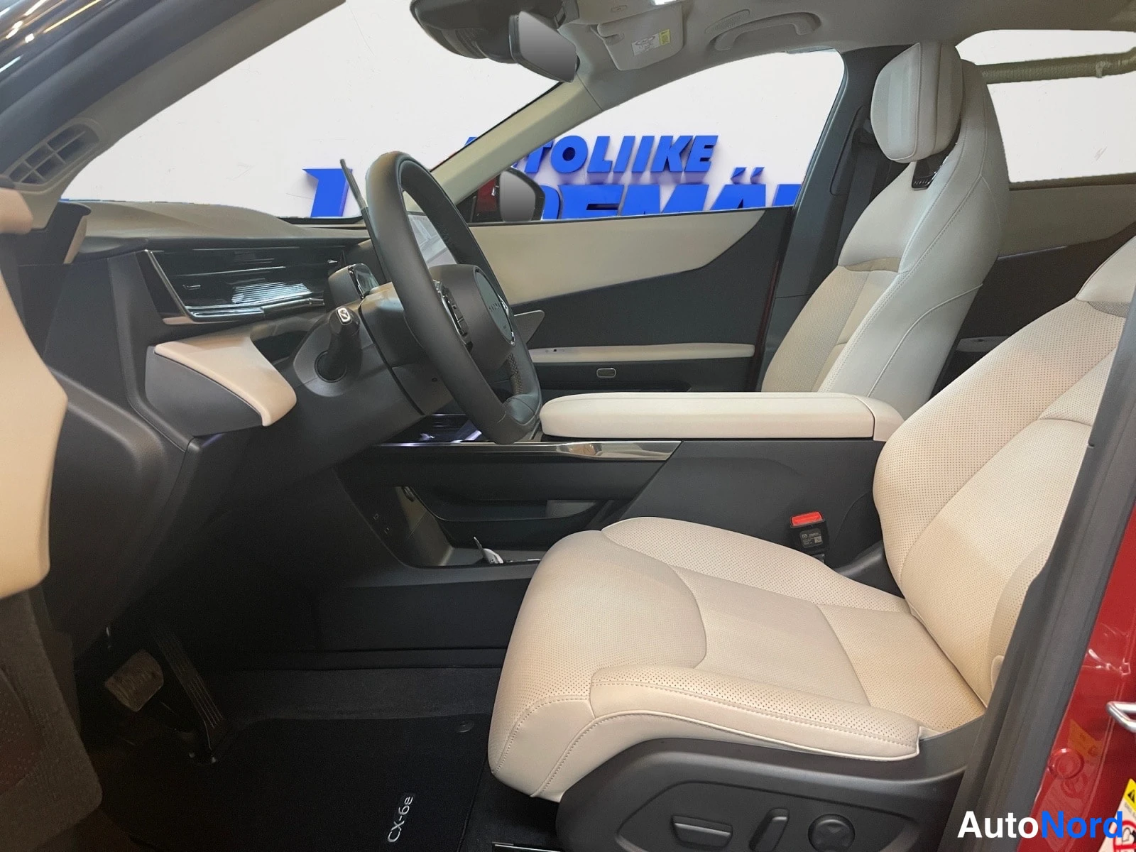 Punainen Mazda CX-6e 2026, kuva 16